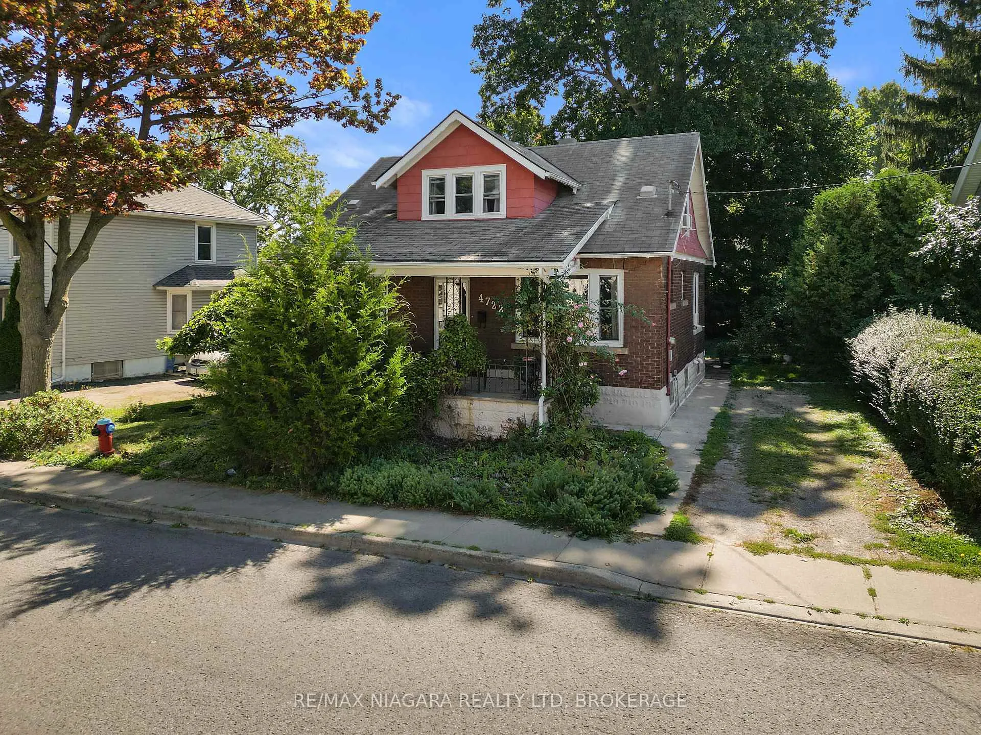 Front of 4722 Ryerson Crescent