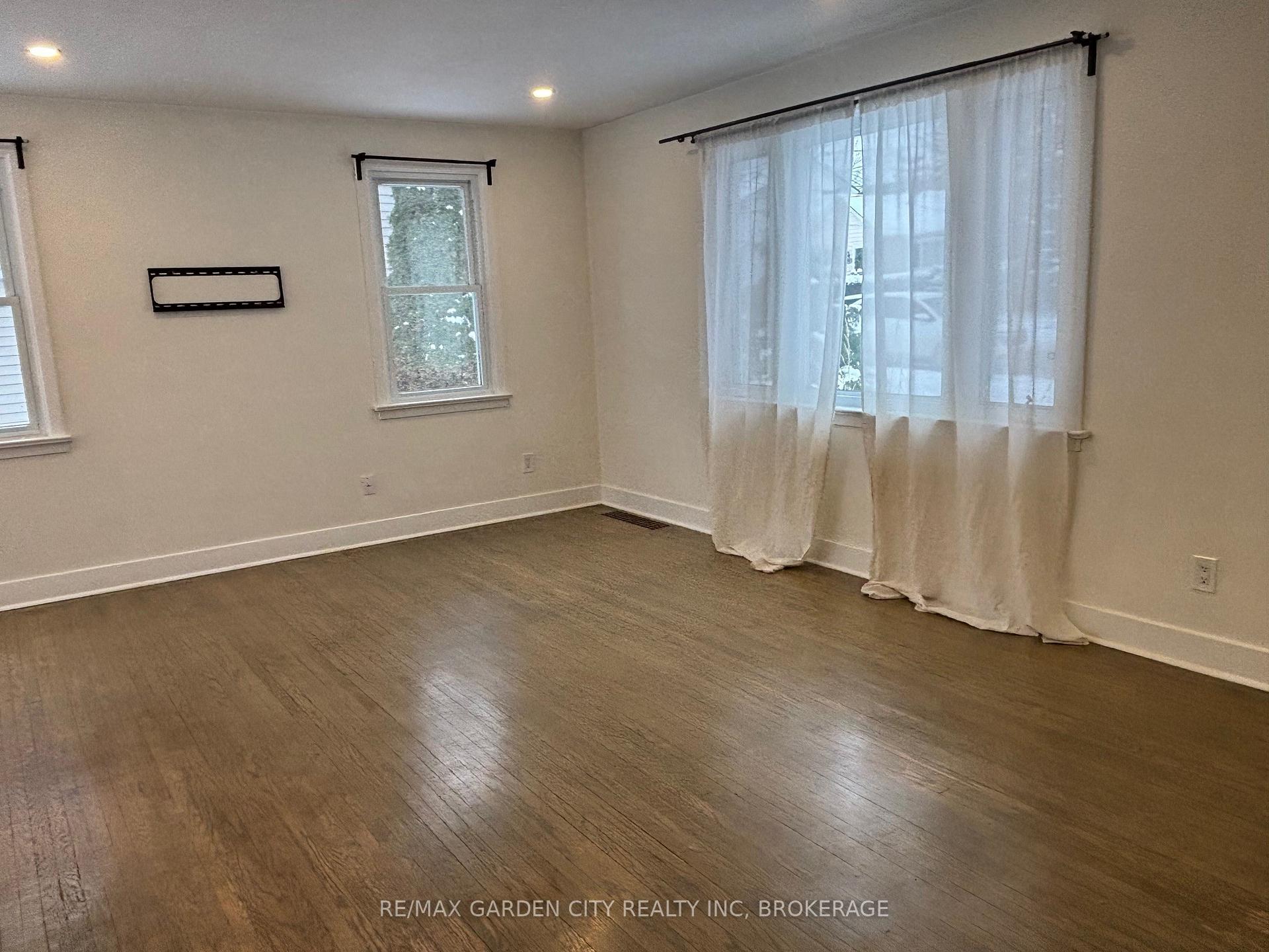 Photo 2 of 30 College Street, Pelham, Fonthill — HOMEH