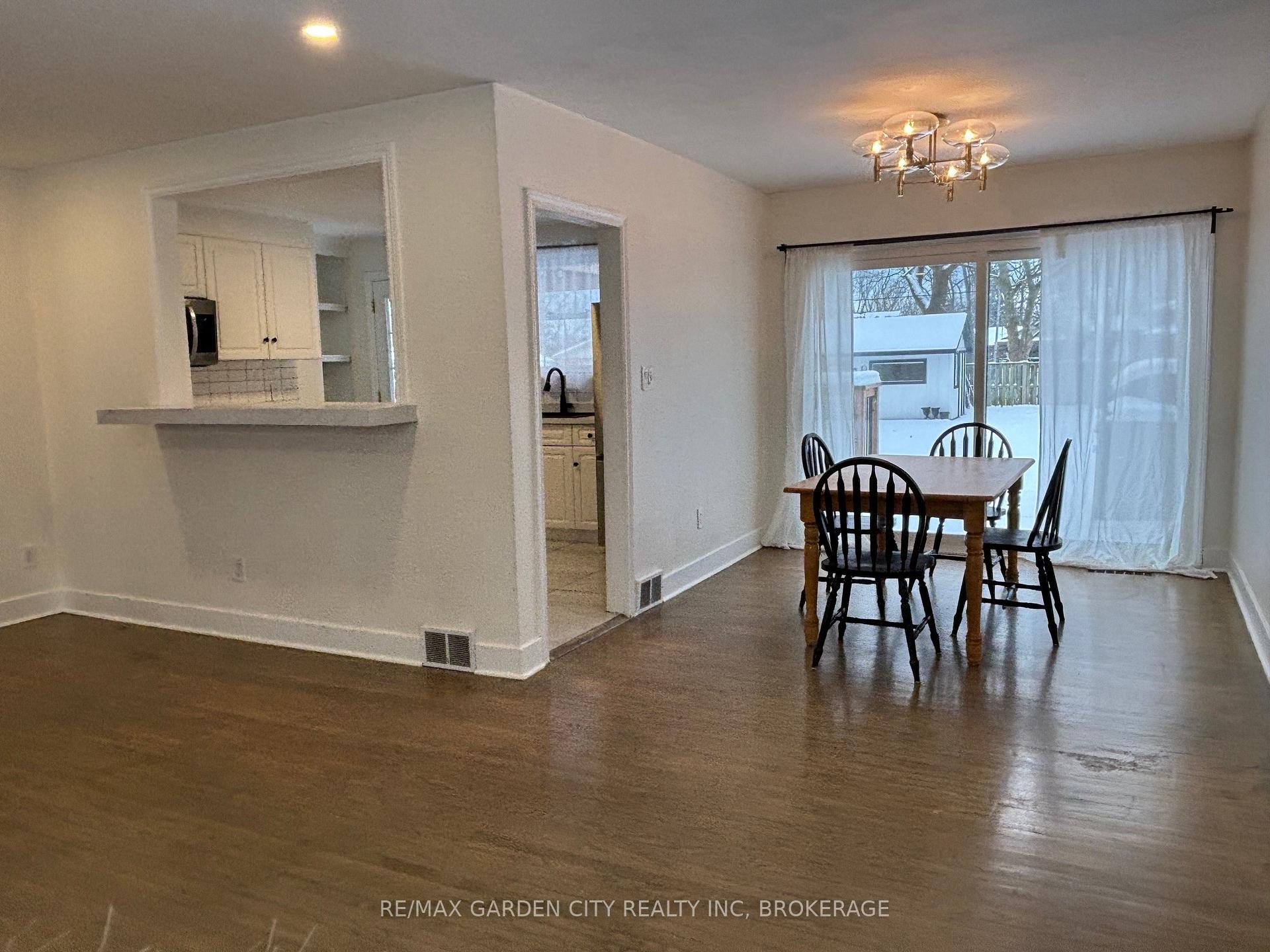 Photo 3 of 30 College Street, Pelham, Fonthill — HOMEH