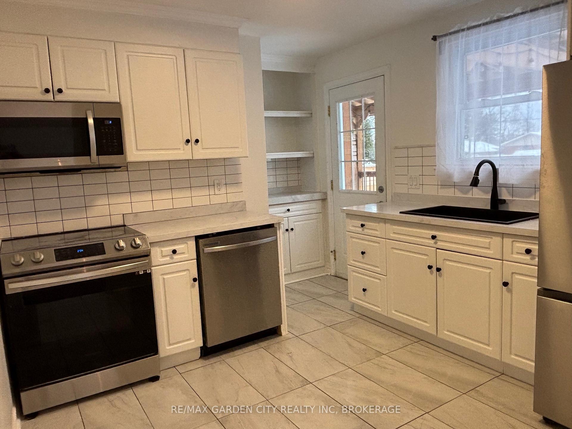 Photo 4 of 30 College Street, Pelham, Fonthill — HOMEH