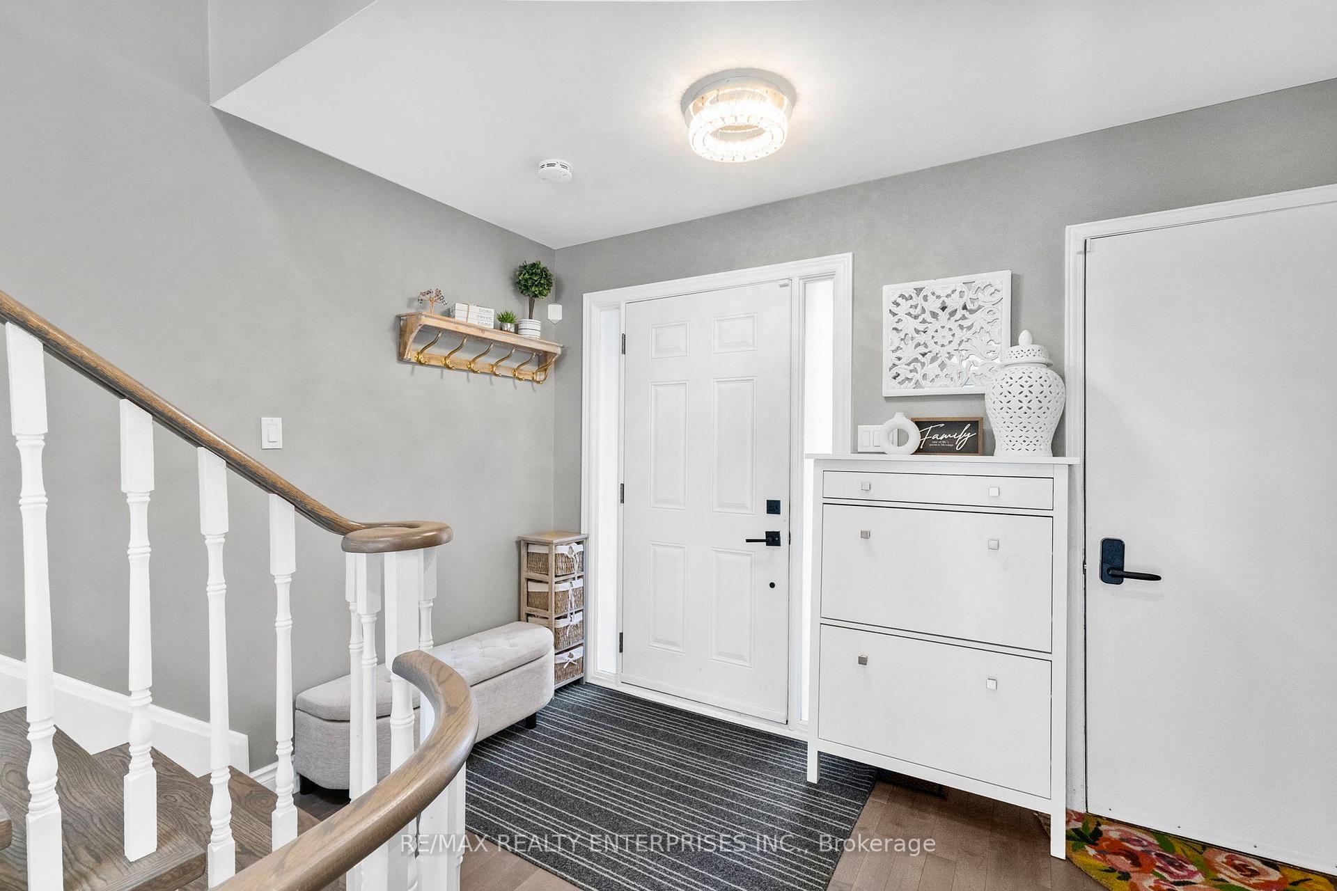 Photo 4 of 1026 Lucerne Crescent, Mississauga, Creditview — HOMEH