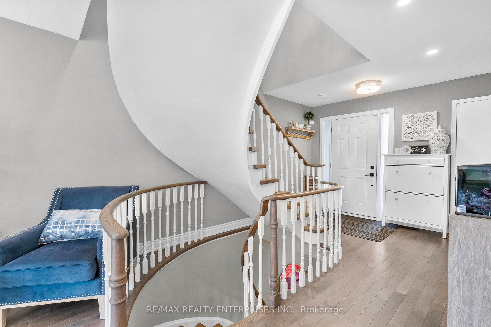 Photo 6 of 1026 Lucerne Crescent, Mississauga, Creditview — HOMEH