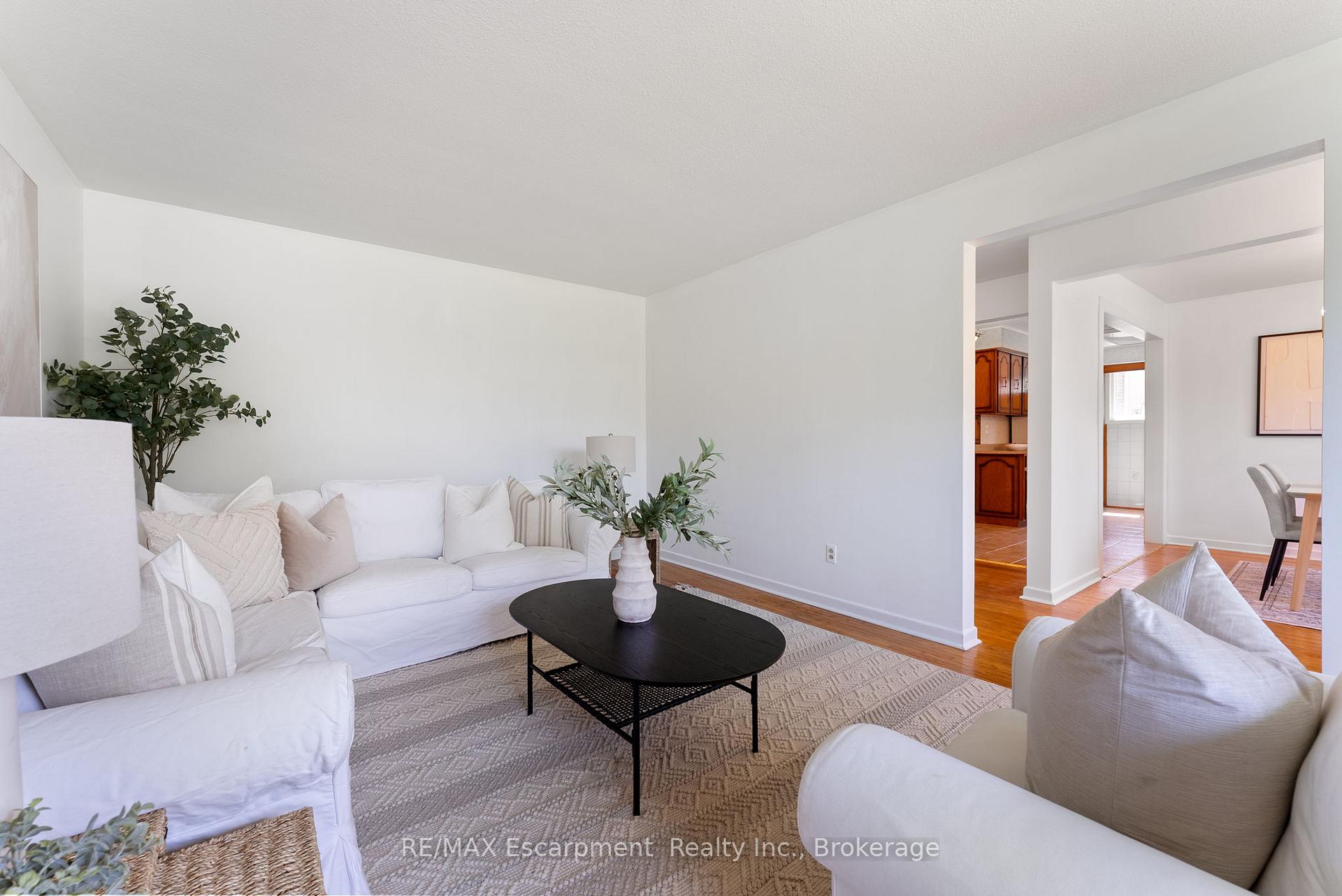 Photo 4 of 1610 Hobbs Crescent, Mississauga, Clarkson — HOMEH