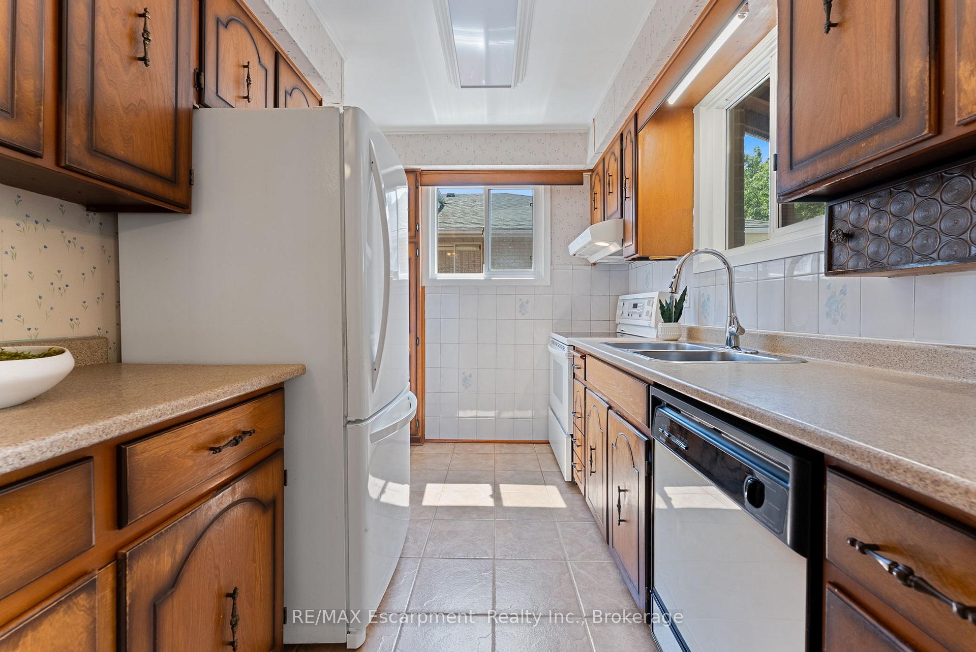 Photo 7 of 1610 Hobbs Crescent, Mississauga, Clarkson — HOMEH