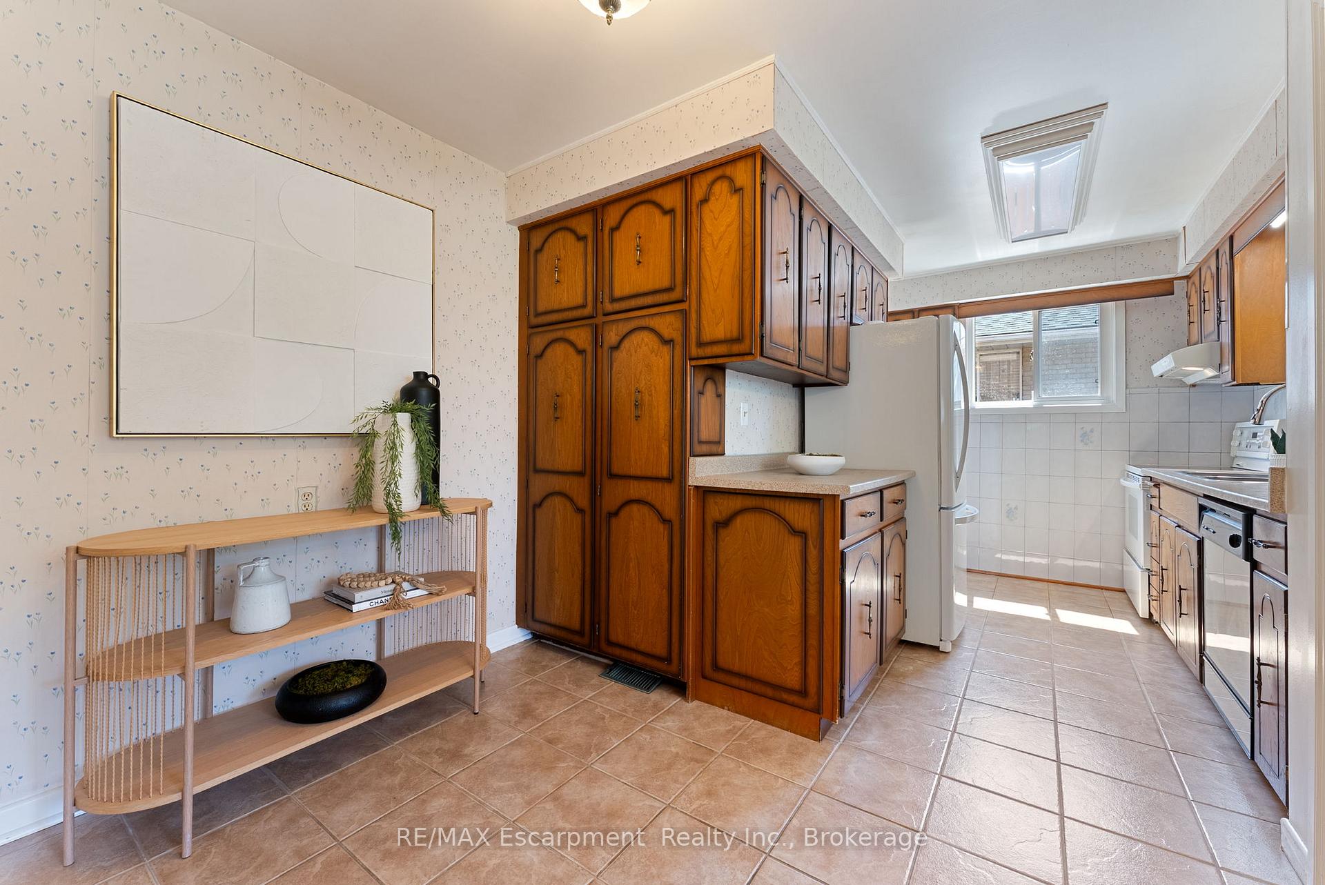 Photo 8 of 1610 Hobbs Crescent, Mississauga, Clarkson — HOMEH
