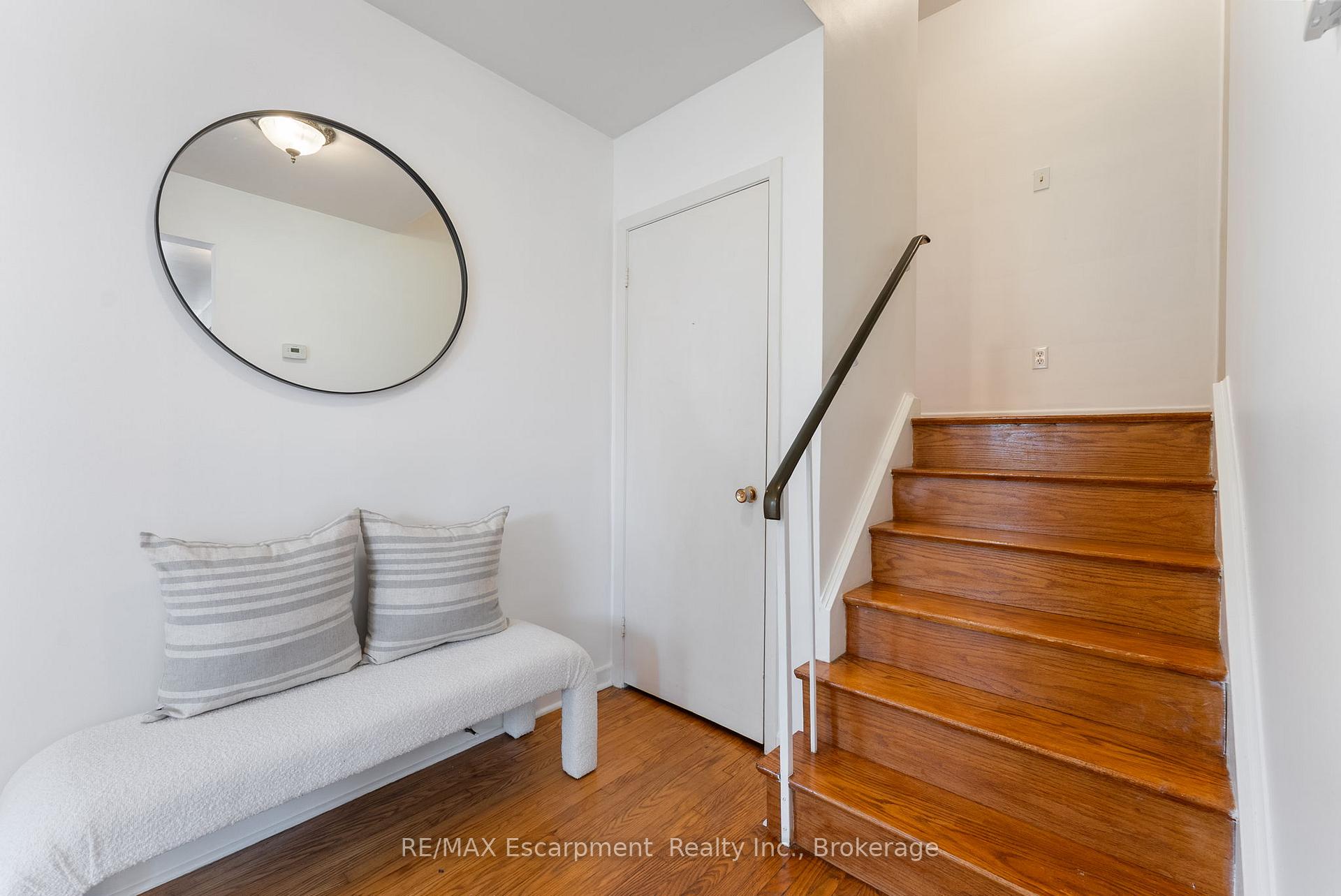 Photo 9 of 1610 Hobbs Crescent, Mississauga, Clarkson — HOMEH