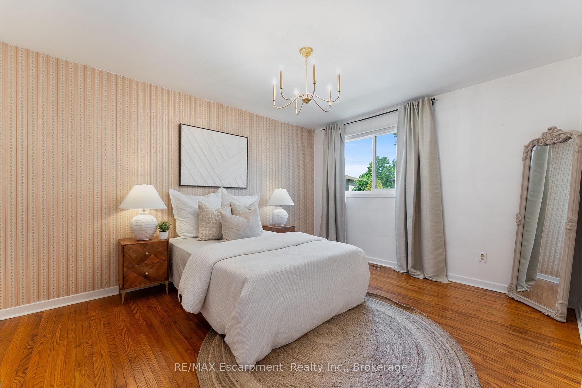 Photo 10 of 1610 Hobbs Crescent, Mississauga, Clarkson — HOMEH