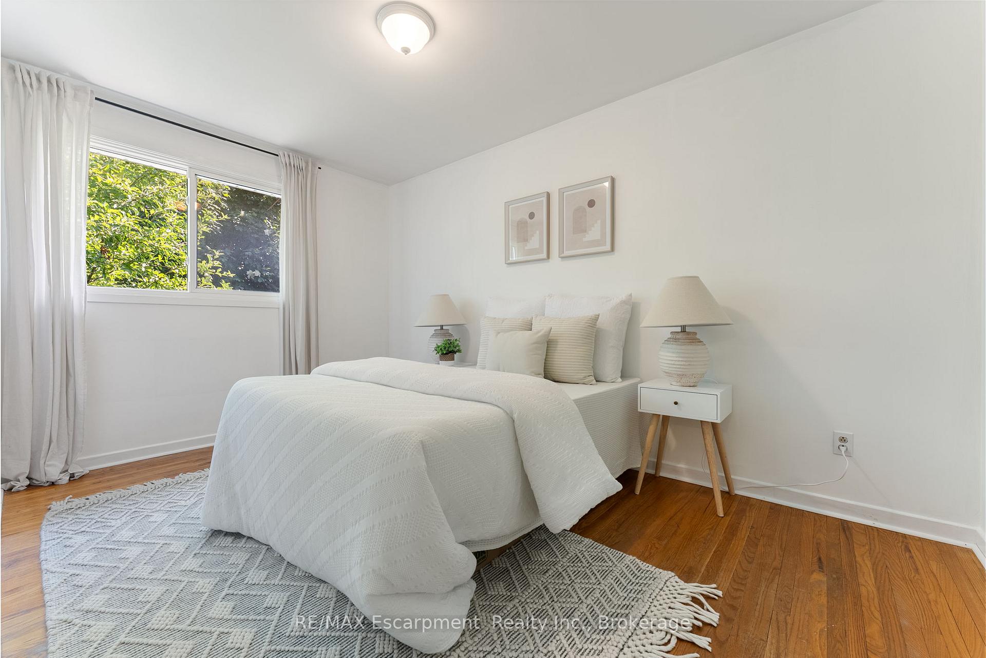 Photo 12 of 1610 Hobbs Crescent, Mississauga, Clarkson — HOMEH