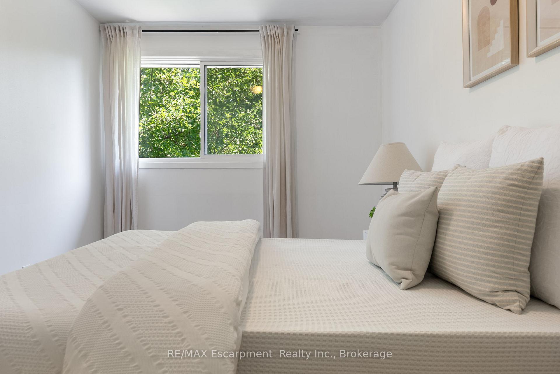 Photo 13 of 1610 Hobbs Crescent, Mississauga, Clarkson — HOMEH
