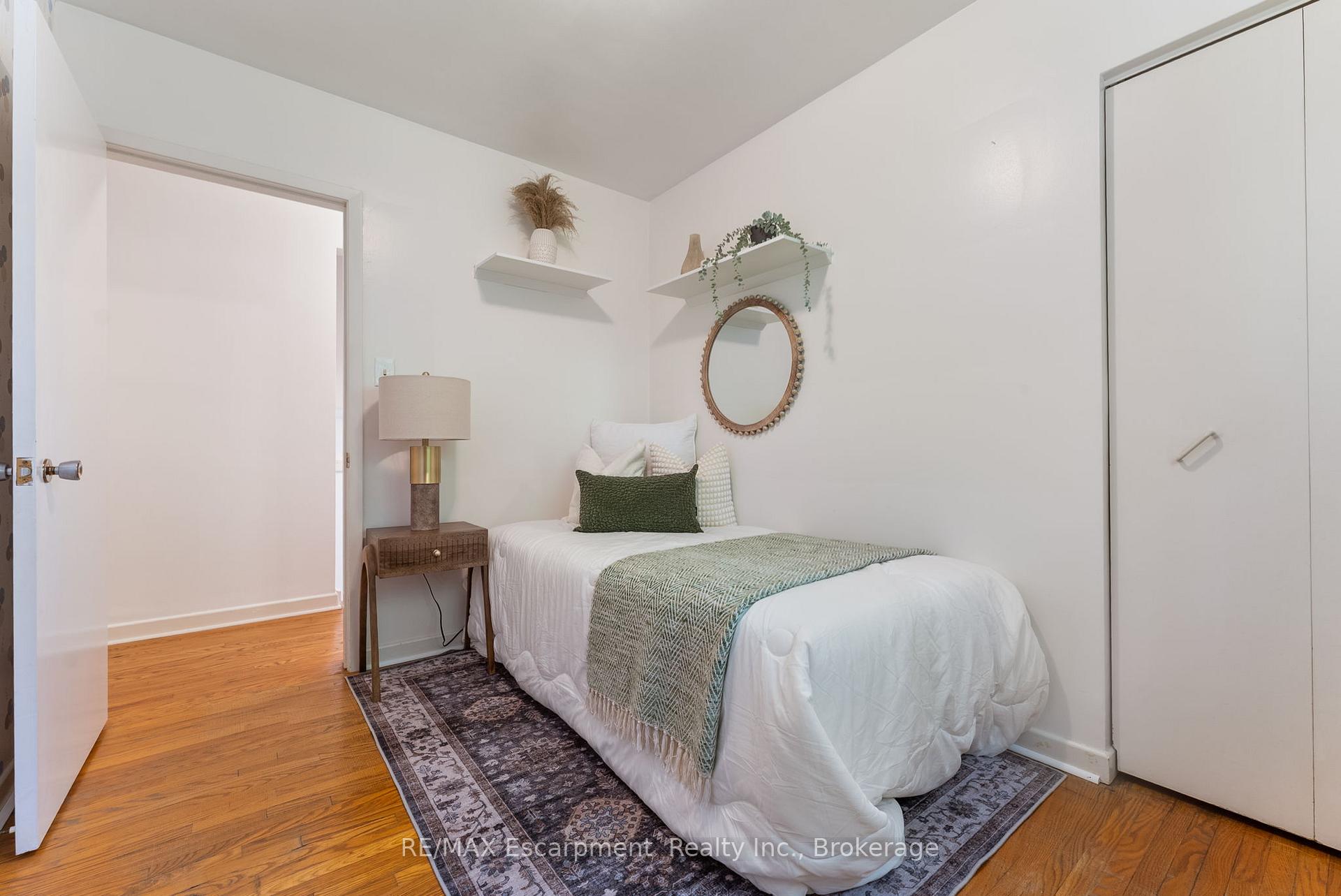 Photo 14 of 1610 Hobbs Crescent, Mississauga, Clarkson — HOMEH