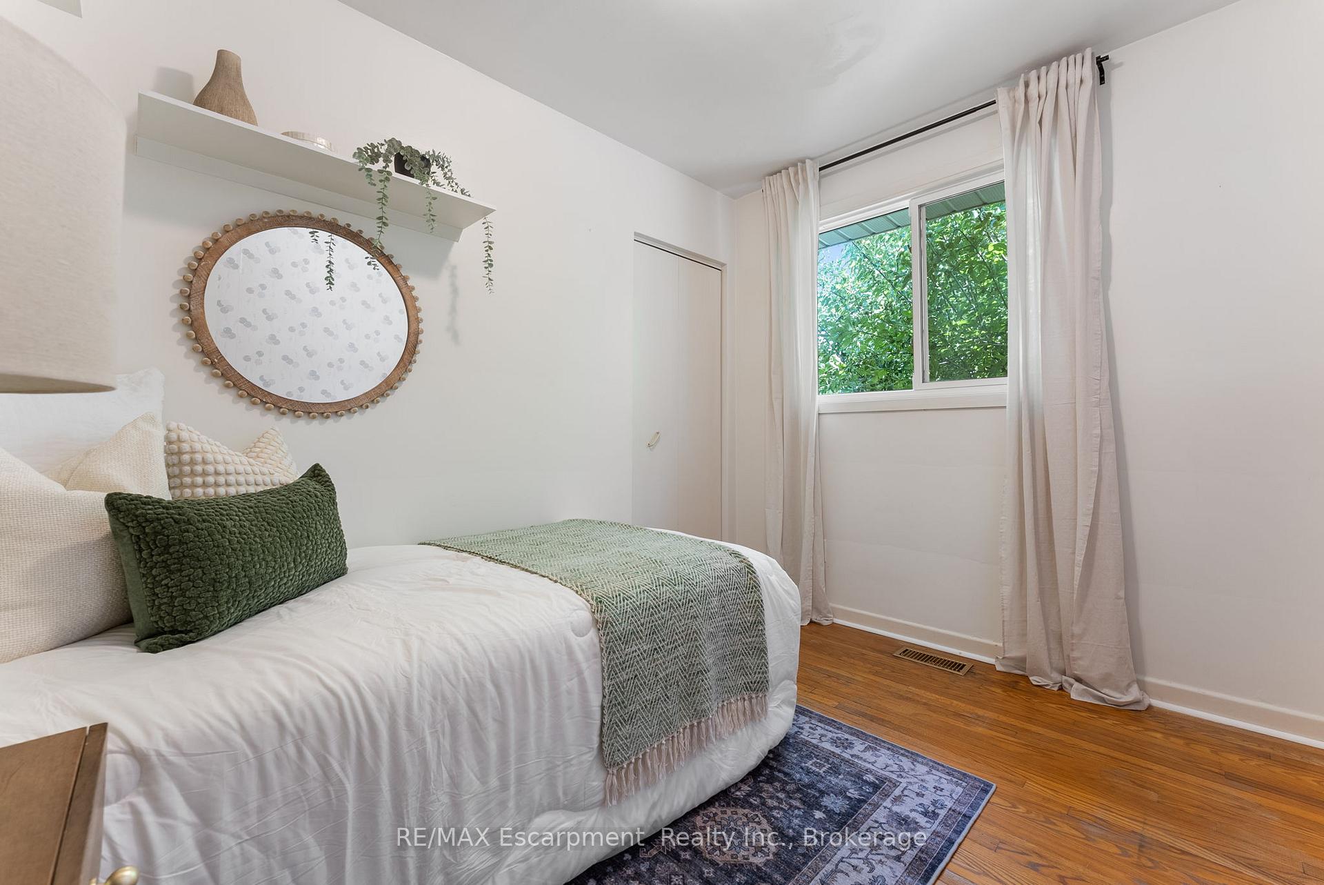 Photo 15 of 1610 Hobbs Crescent, Mississauga, Clarkson — HOMEH