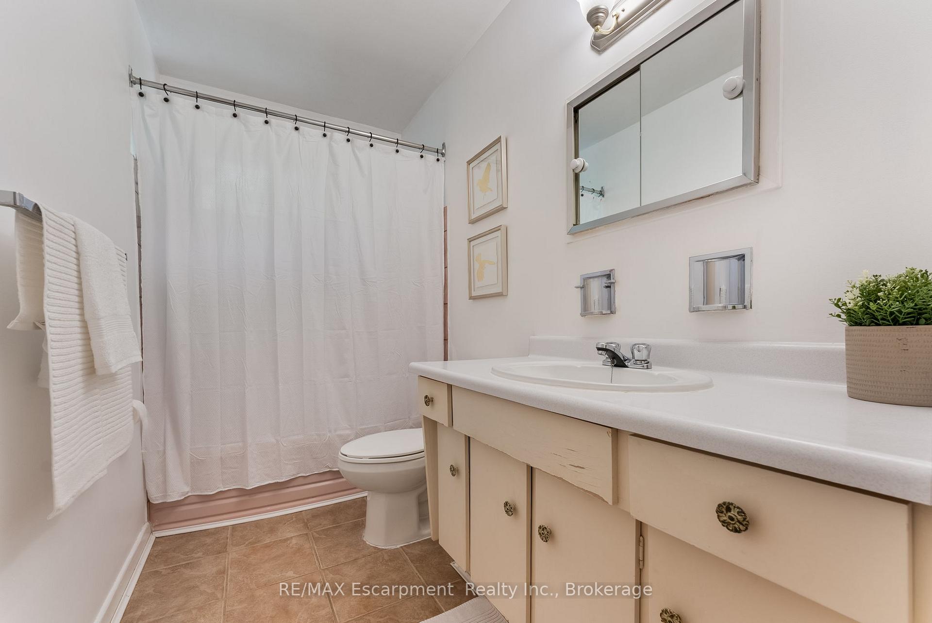 Photo 16 of 1610 Hobbs Crescent, Mississauga, Clarkson — HOMEH