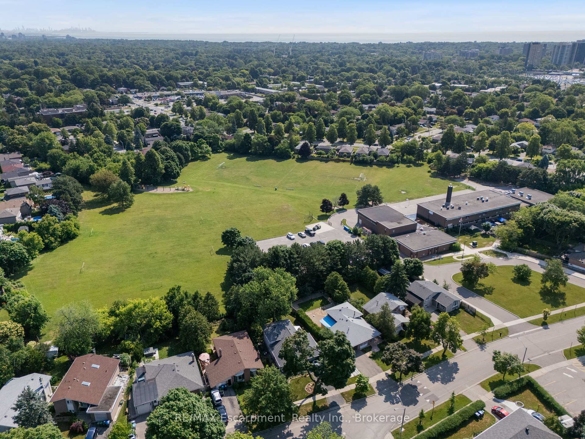 Photo 23 of 1610 Hobbs Crescent, Mississauga, Clarkson — HOMEH