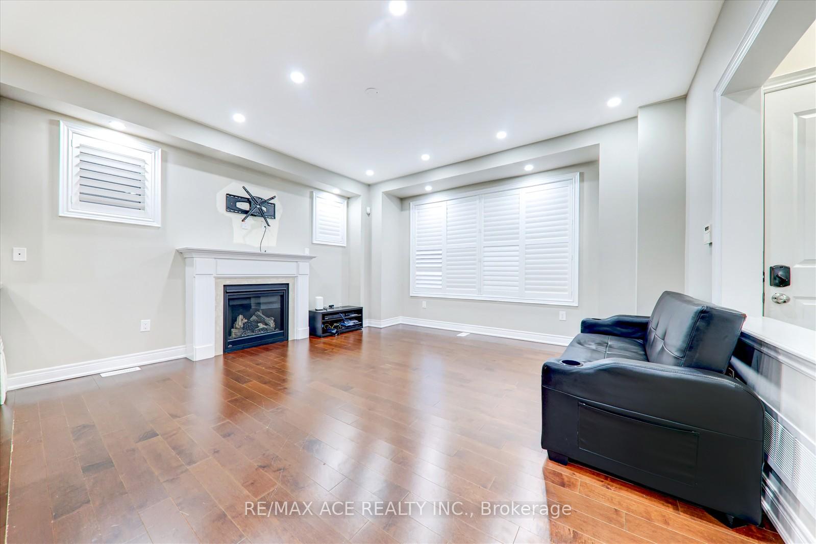 Photo 15 of Unit Main, 6 Lawrence Pilkington Avenue, Markham, Cornell — HOMEH