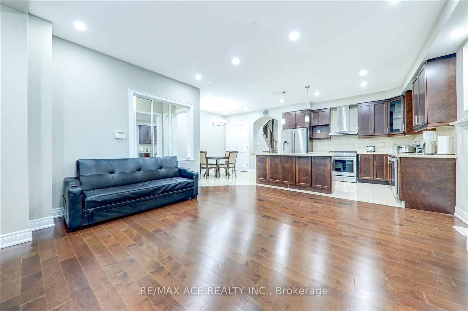 Photo 16 of Unit Main, 6 Lawrence Pilkington Avenue, Markham, Cornell — HOMEH