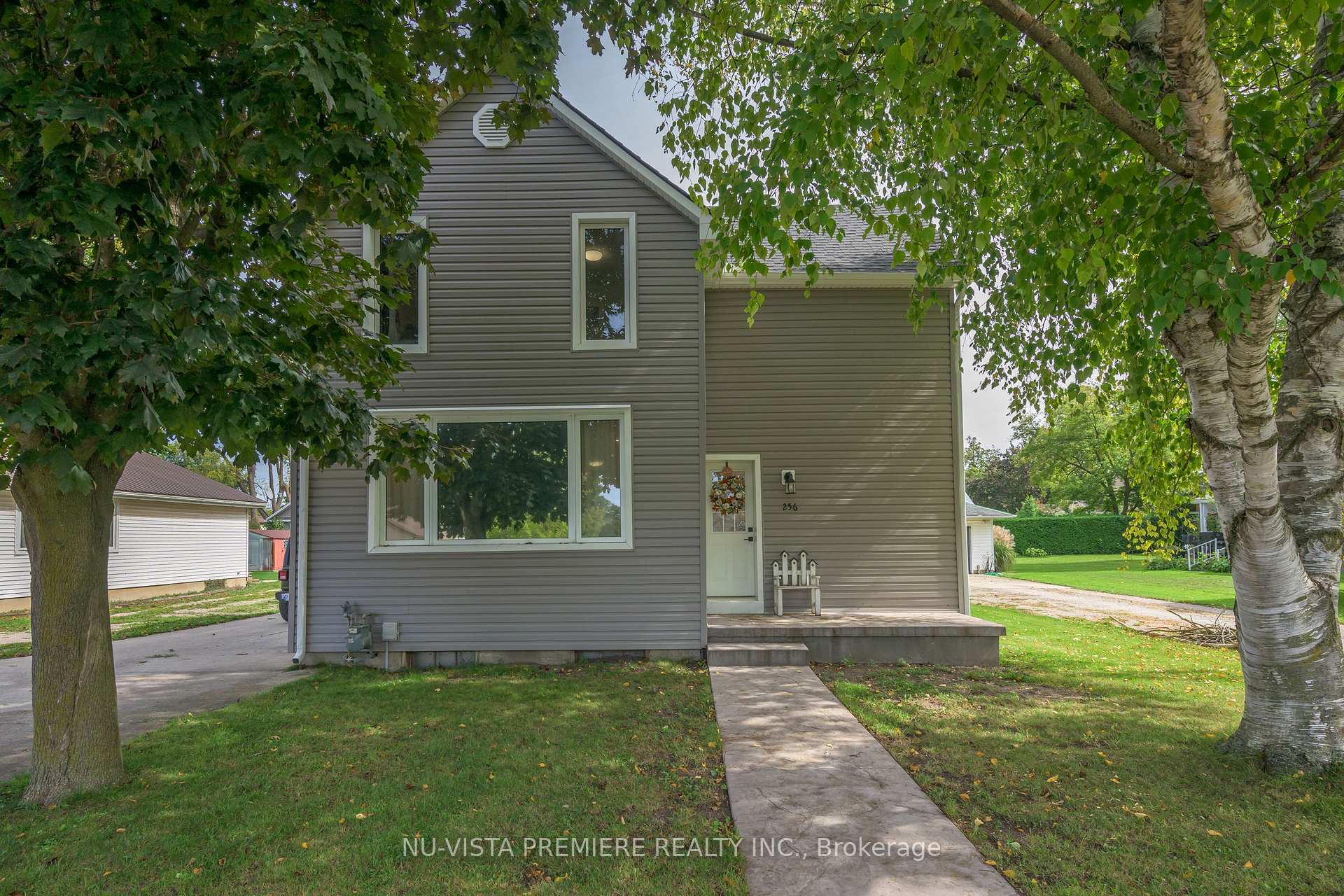 Photo 2 of 256 Pearl Street, North Middlesex, Parkhill — HOMEH