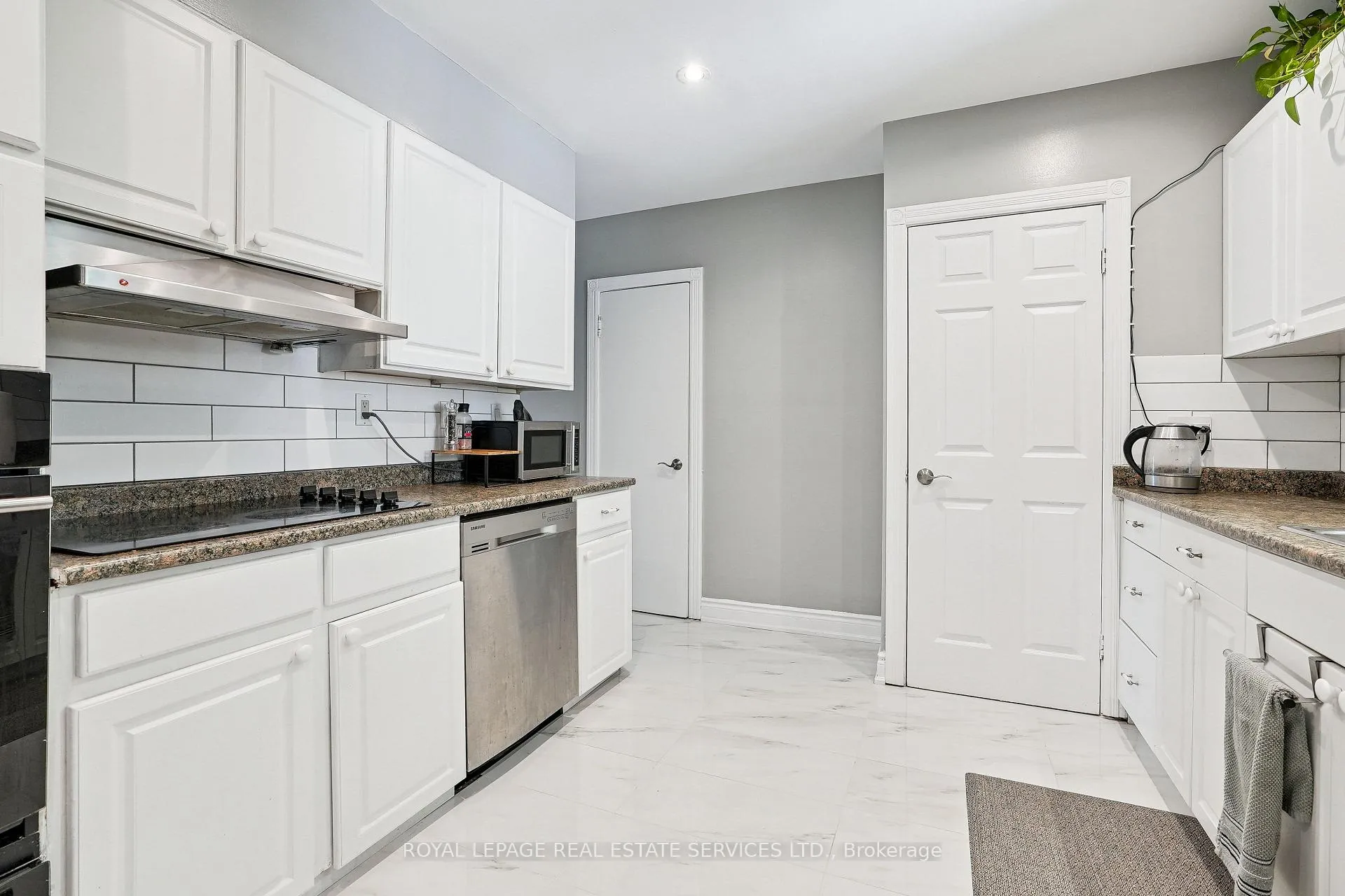 Photo 9 of 397 River Side Drive, Oakville, Central — HOMEH