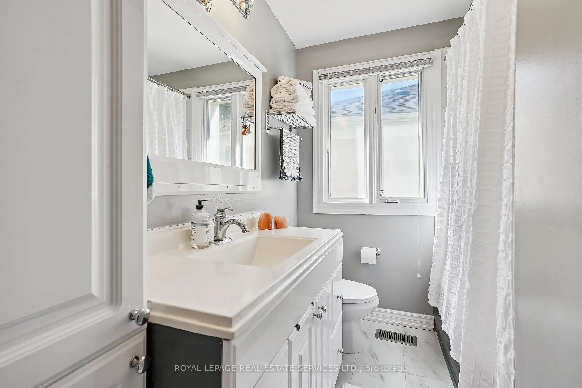 Photo 18 of 397 River Side Drive, Oakville, Central — HOMEH