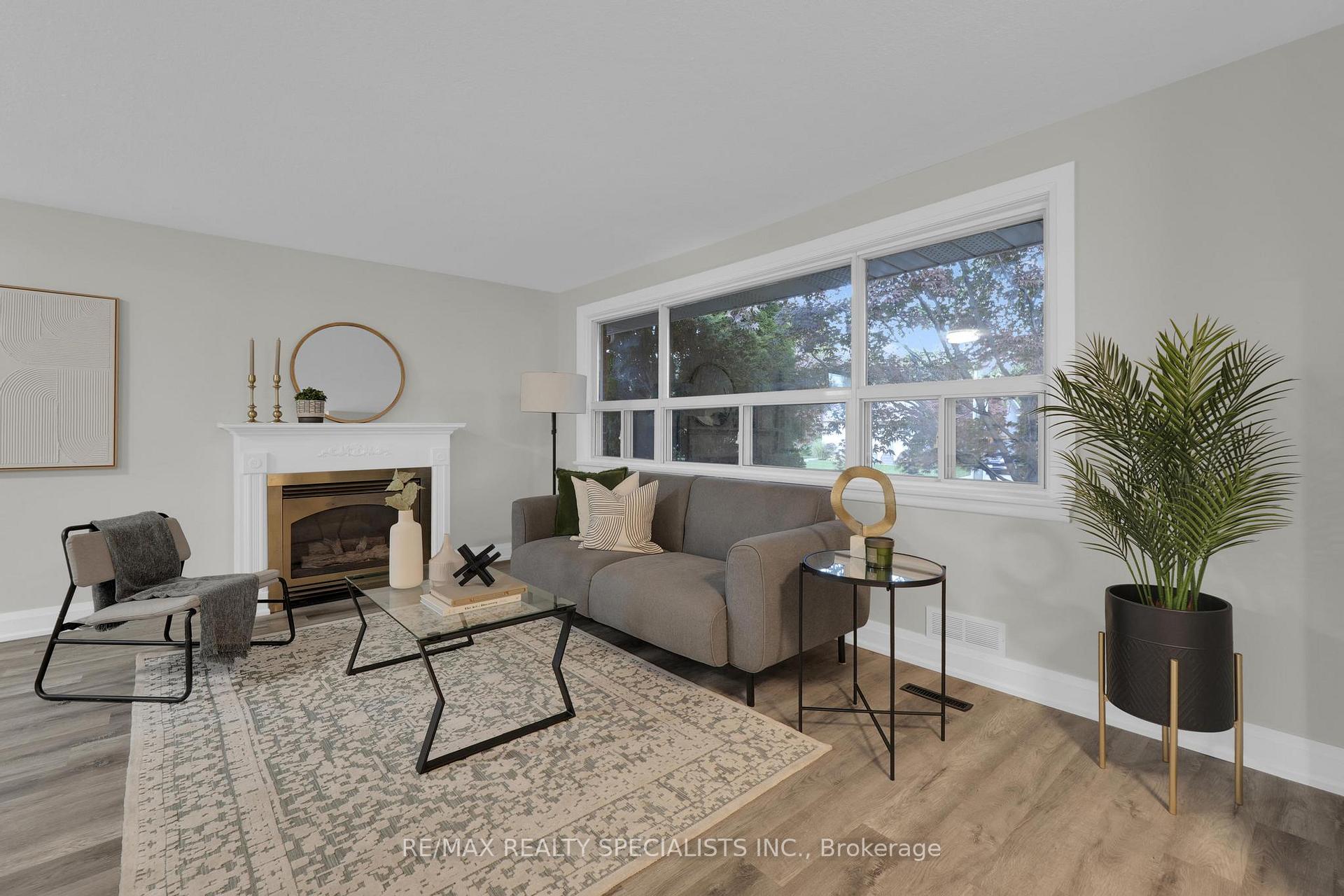 Photo 3 of 51 Florence Drive, Oakville, Central — HOMEH
