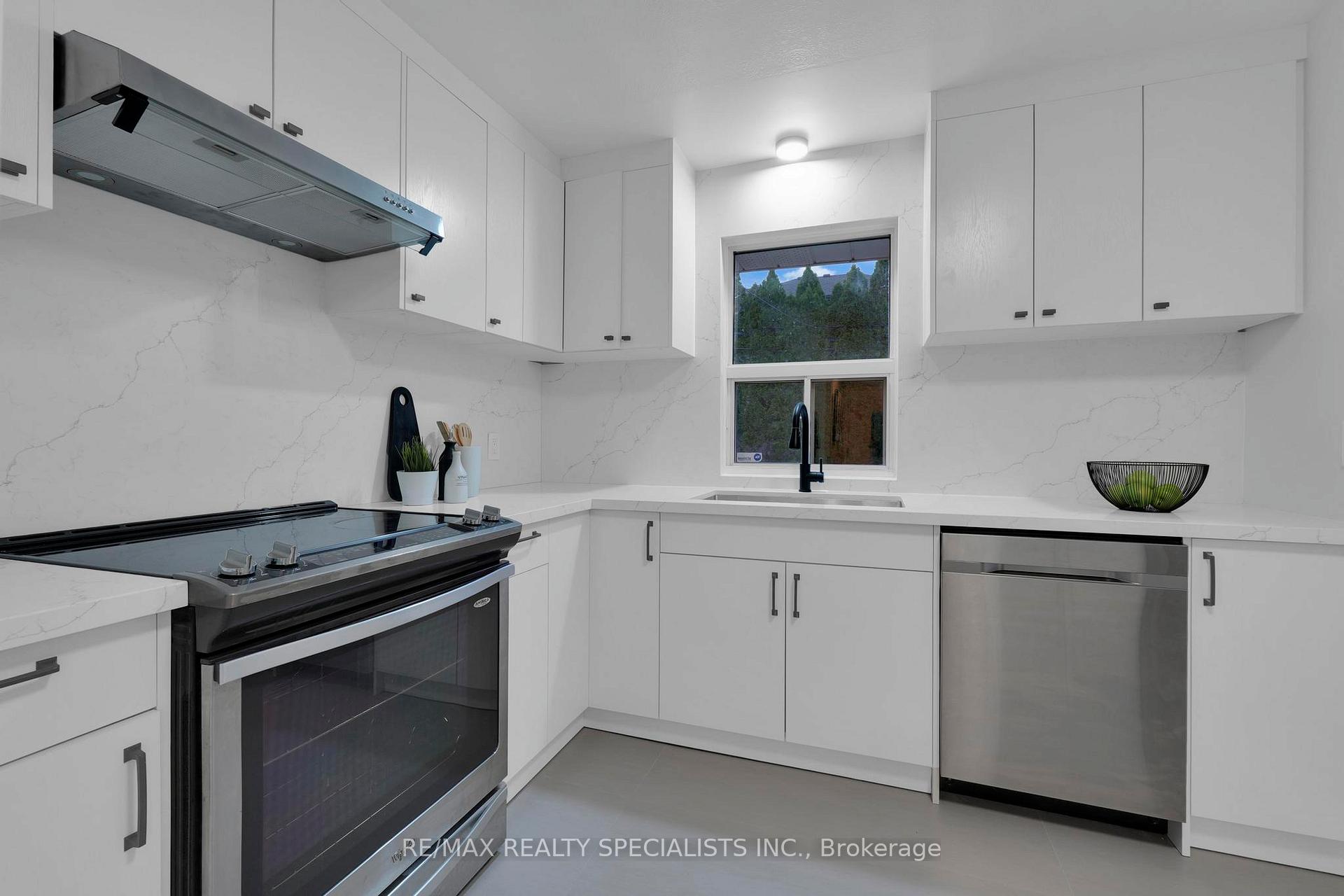 Photo 10 of 51 Florence Drive, Oakville, Central — HOMEH