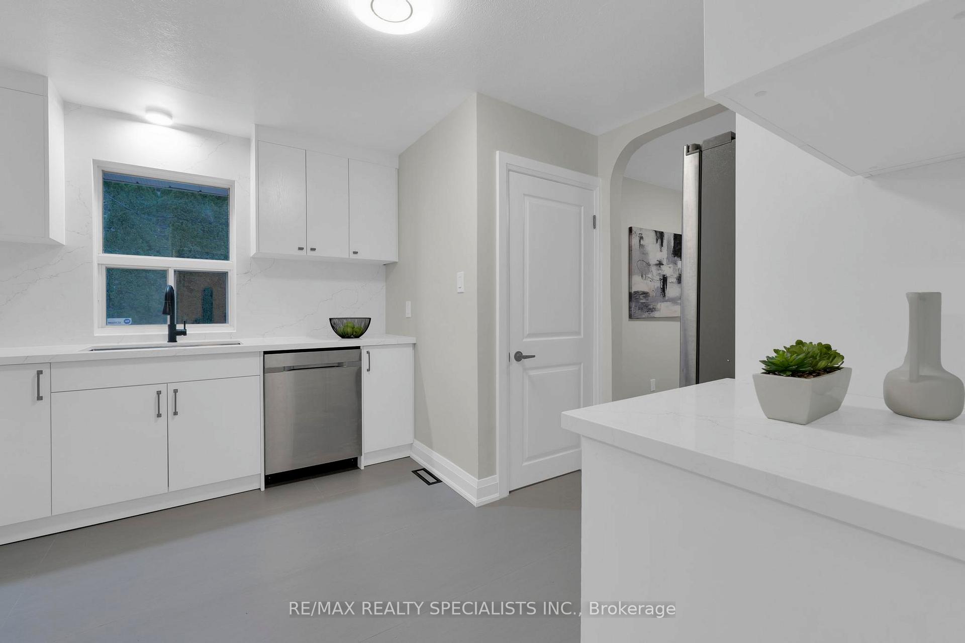 Photo 11 of 51 Florence Drive, Oakville, Central — HOMEH