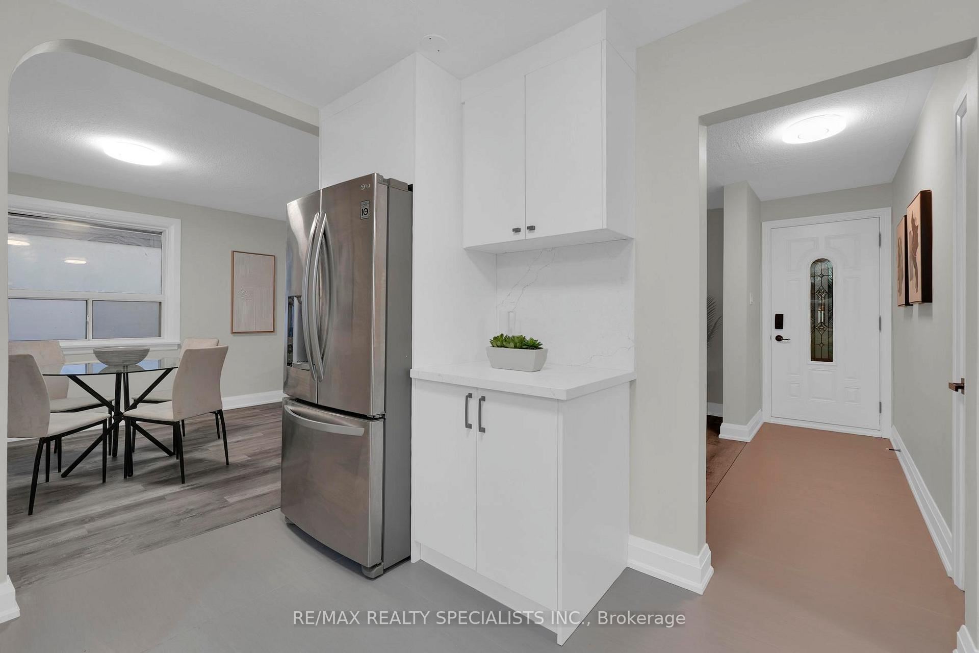 Photo 12 of 51 Florence Drive, Oakville, Central — HOMEH