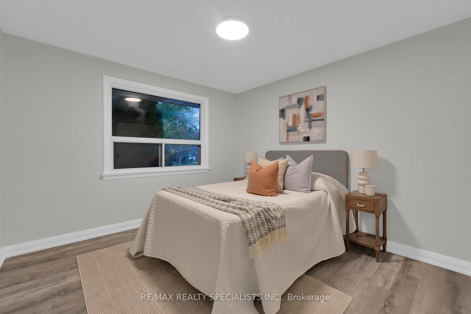 Photo 15 of 51 Florence Drive, Oakville, Central — HOMEH