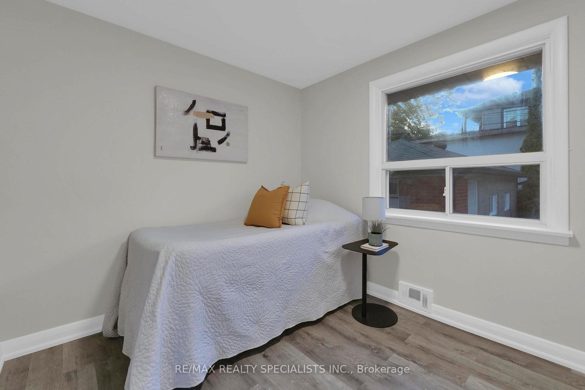 Photo 16 of 51 Florence Drive, Oakville, Central — HOMEH