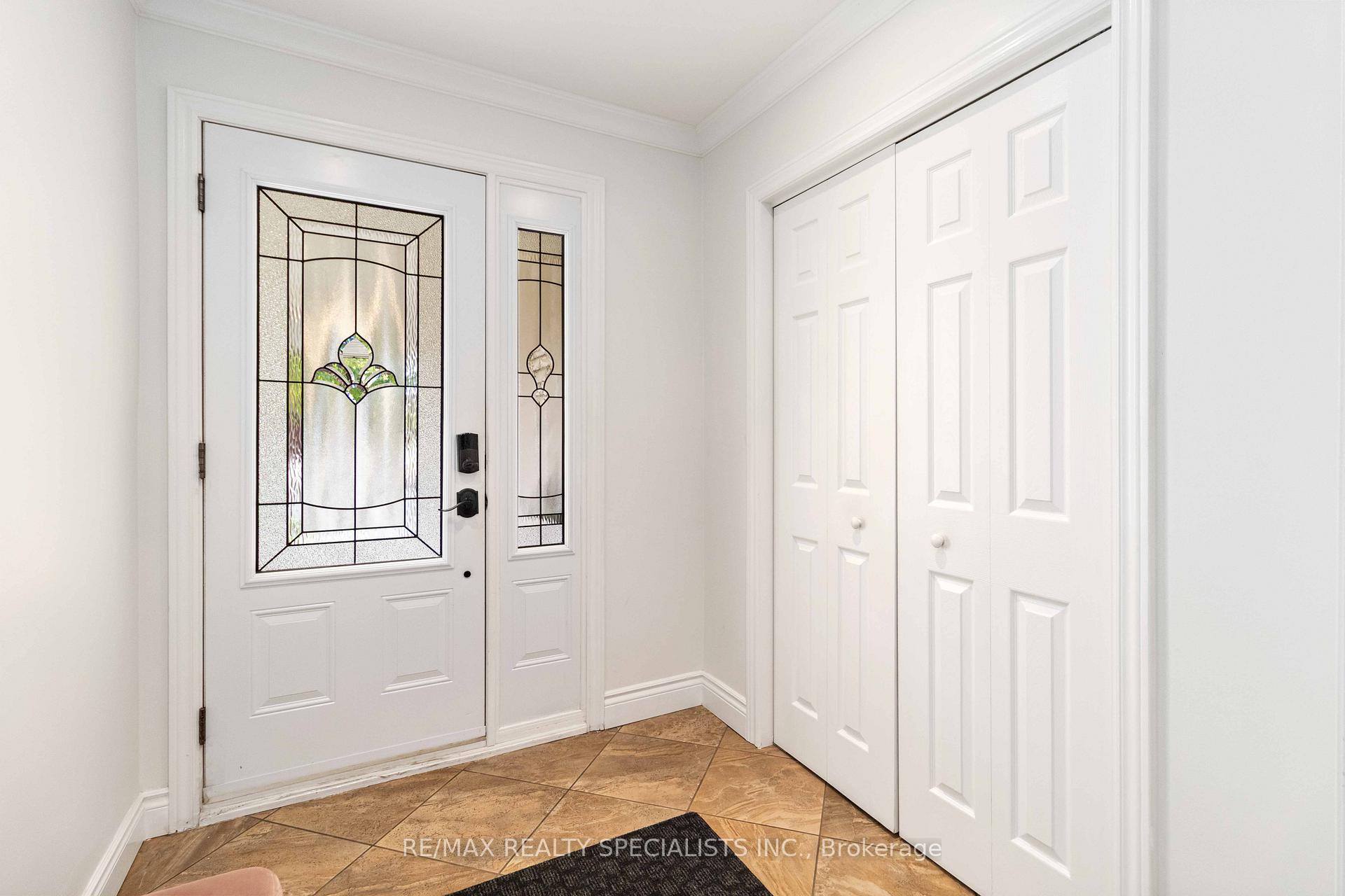 Photo 2 of 2441 Nikanna Road, Mississauga, Erindale — HOMEH
