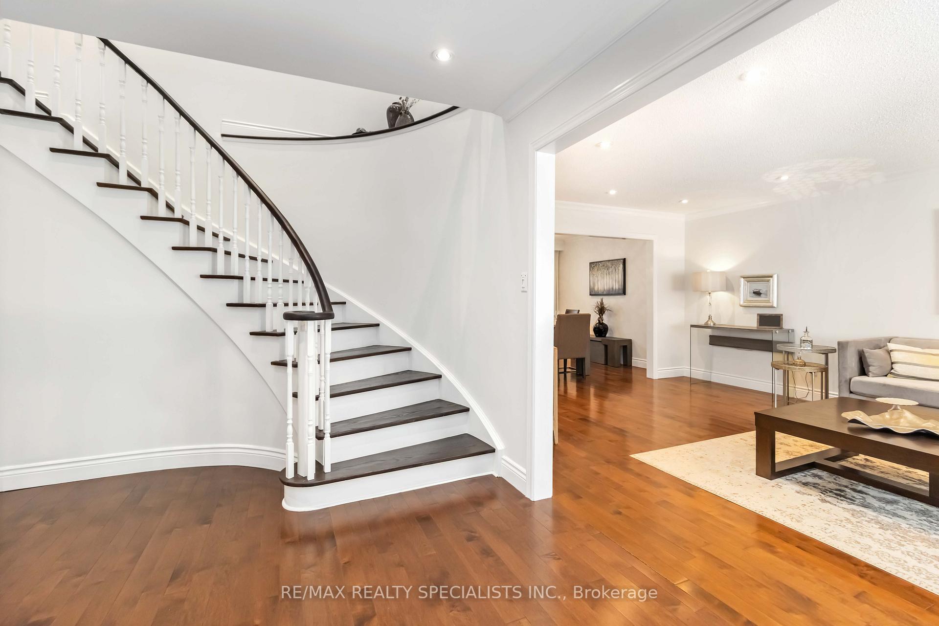 Photo 3 of 2441 Nikanna Road, Mississauga, Erindale — HOMEH
