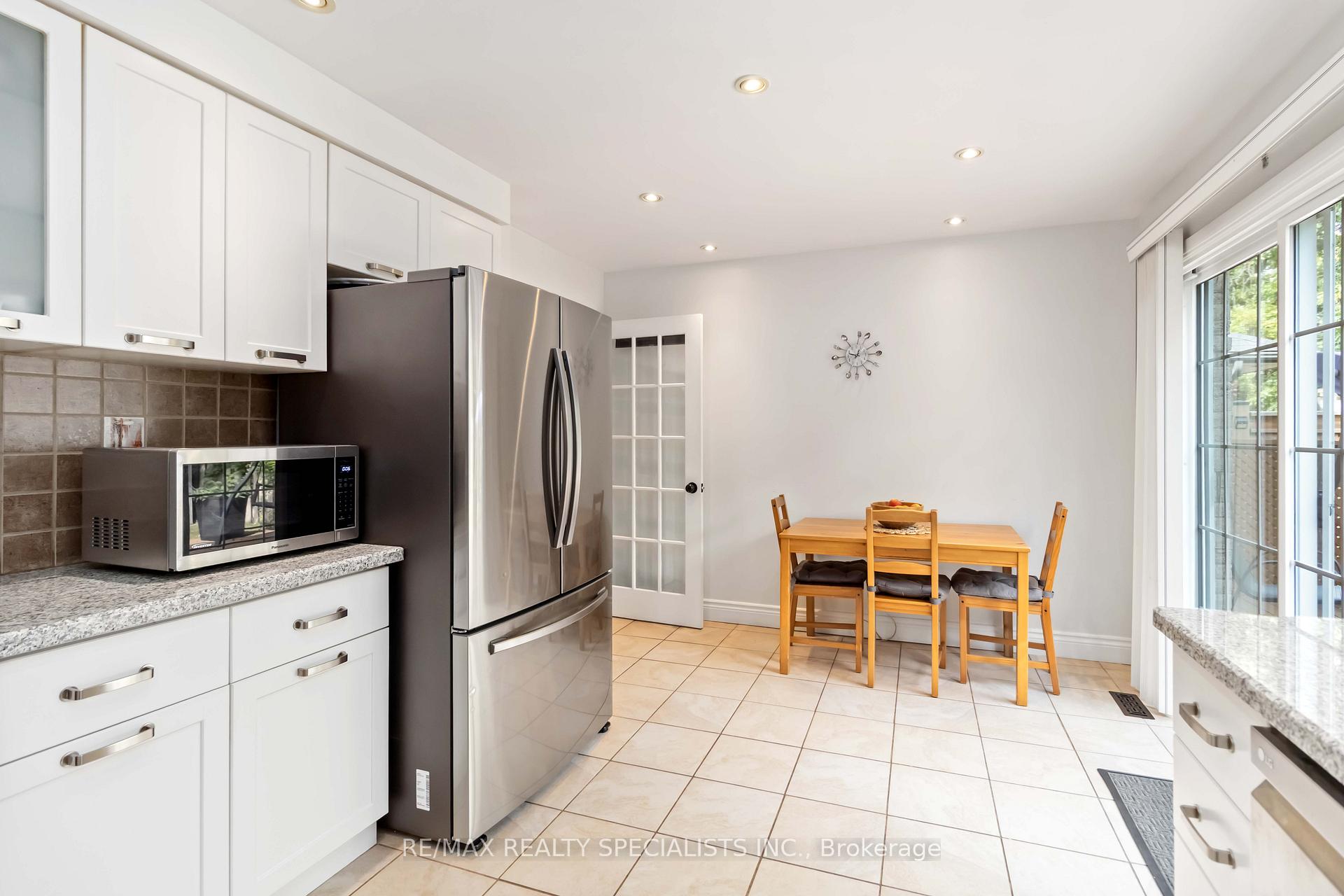 Photo 13 of 2441 Nikanna Road, Mississauga, Erindale — HOMEH