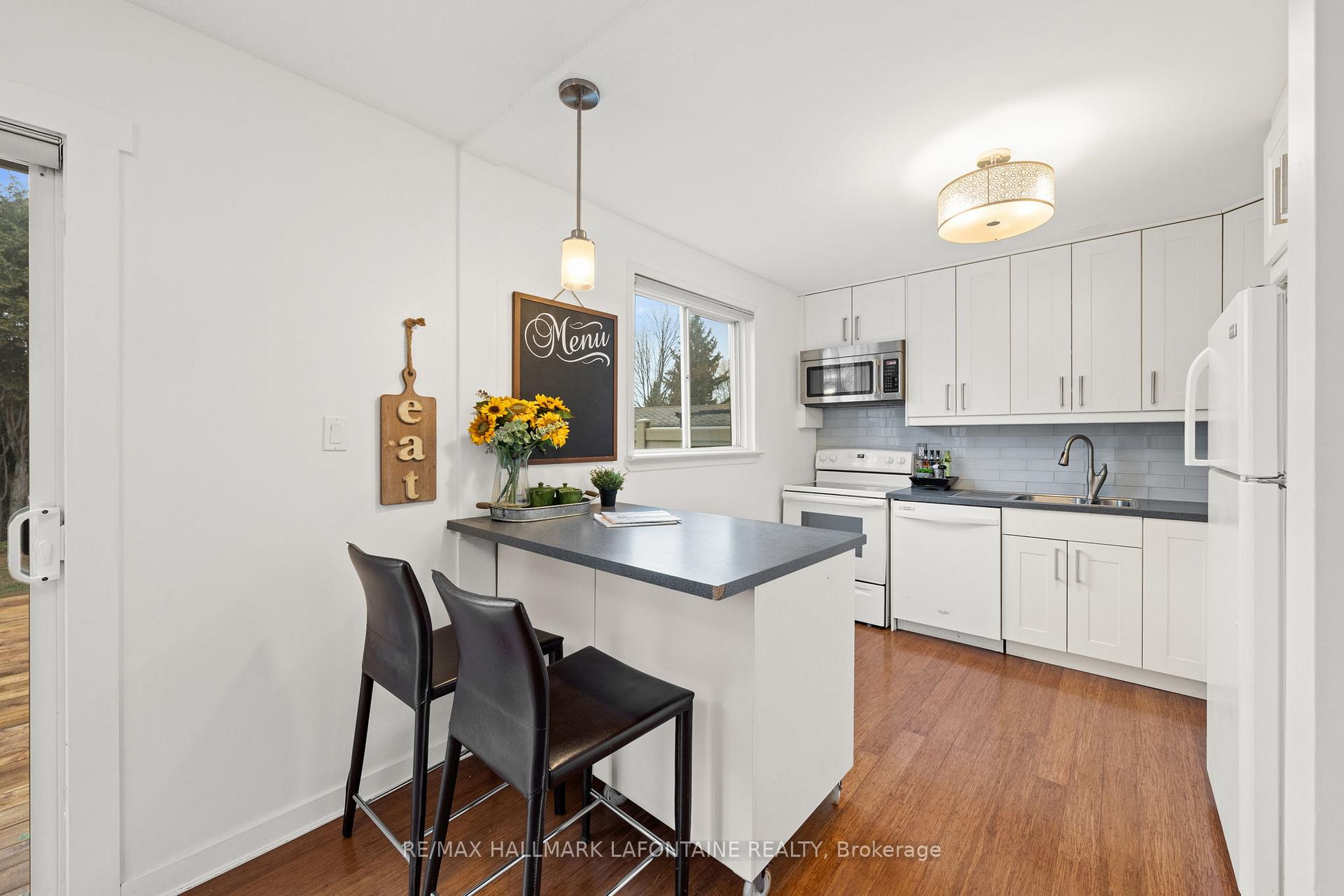 Photo 10 of 303 Mockingbird Drive, Ottawa, Chatelaine Village — HOMEH