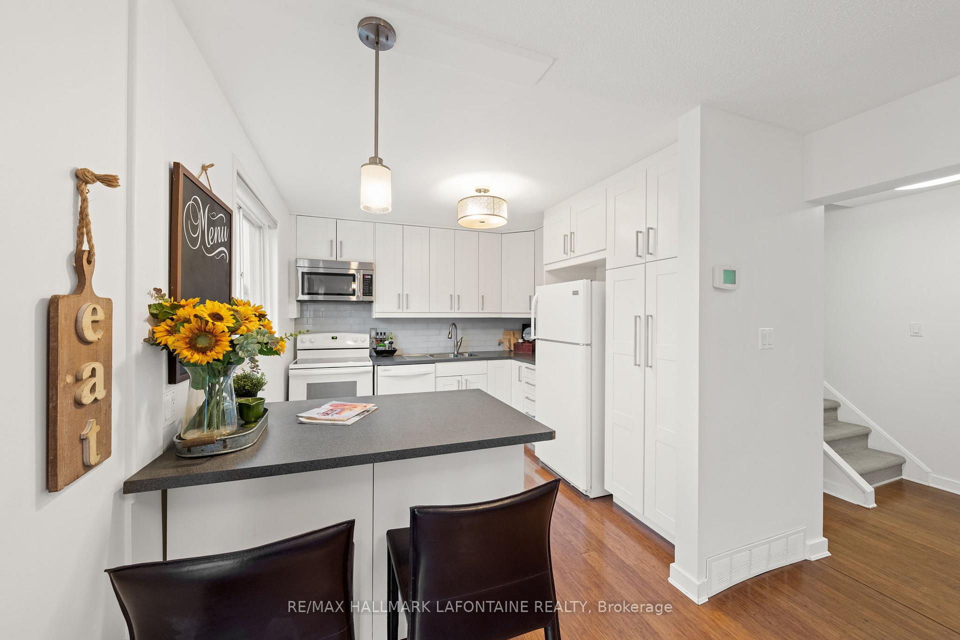 Photo 11 of 303 Mockingbird Drive, Ottawa, Chatelaine Village — HOMEH