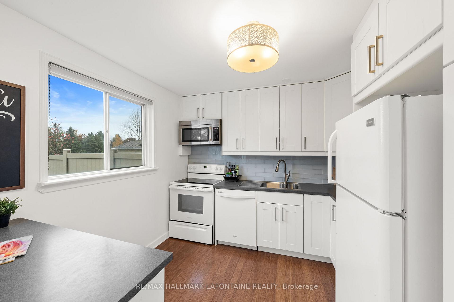 Photo 12 of 303 Mockingbird Drive, Ottawa, Chatelaine Village — HOMEH