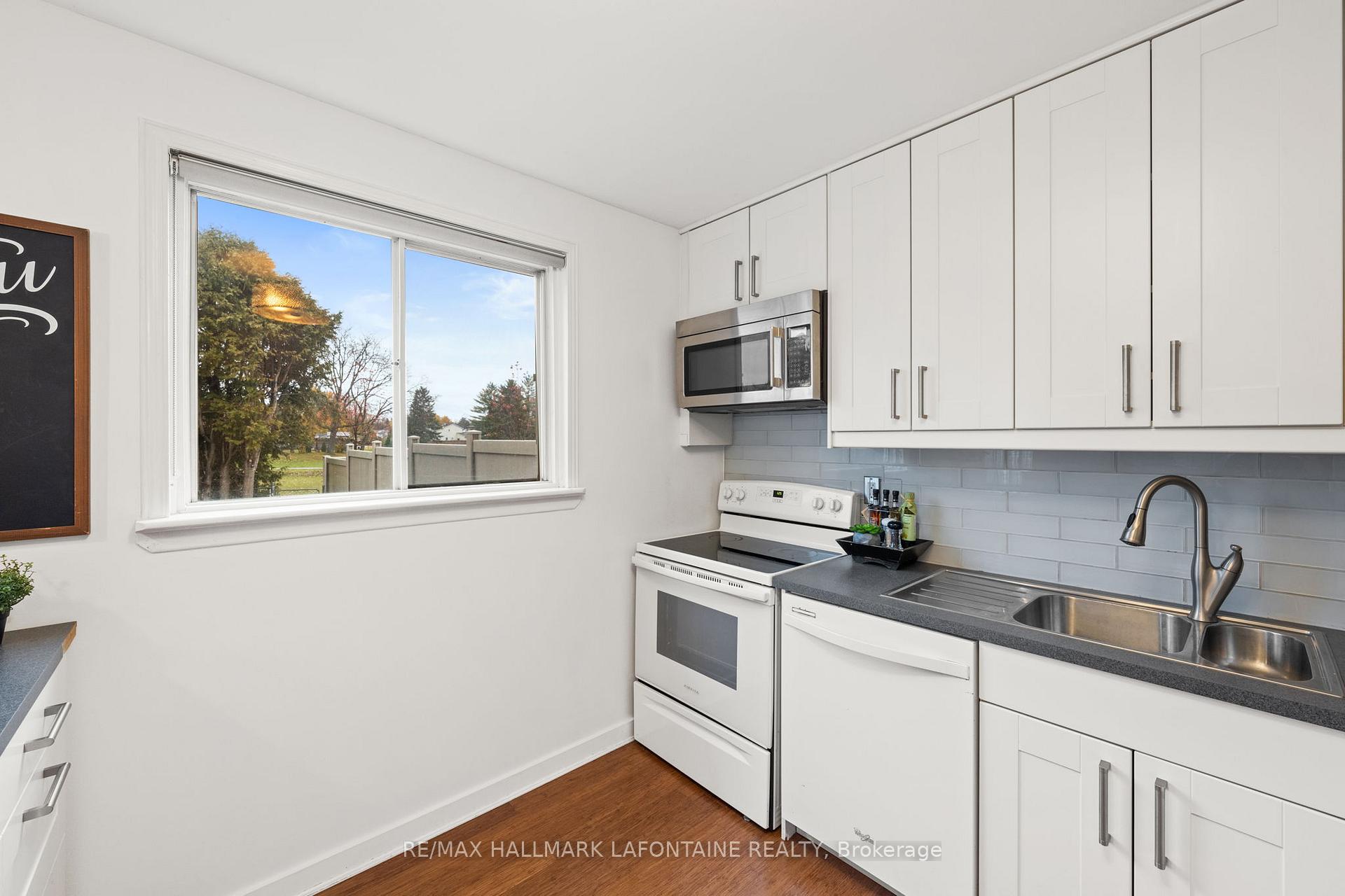 Photo 13 of 303 Mockingbird Drive, Ottawa, Chatelaine Village — HOMEH