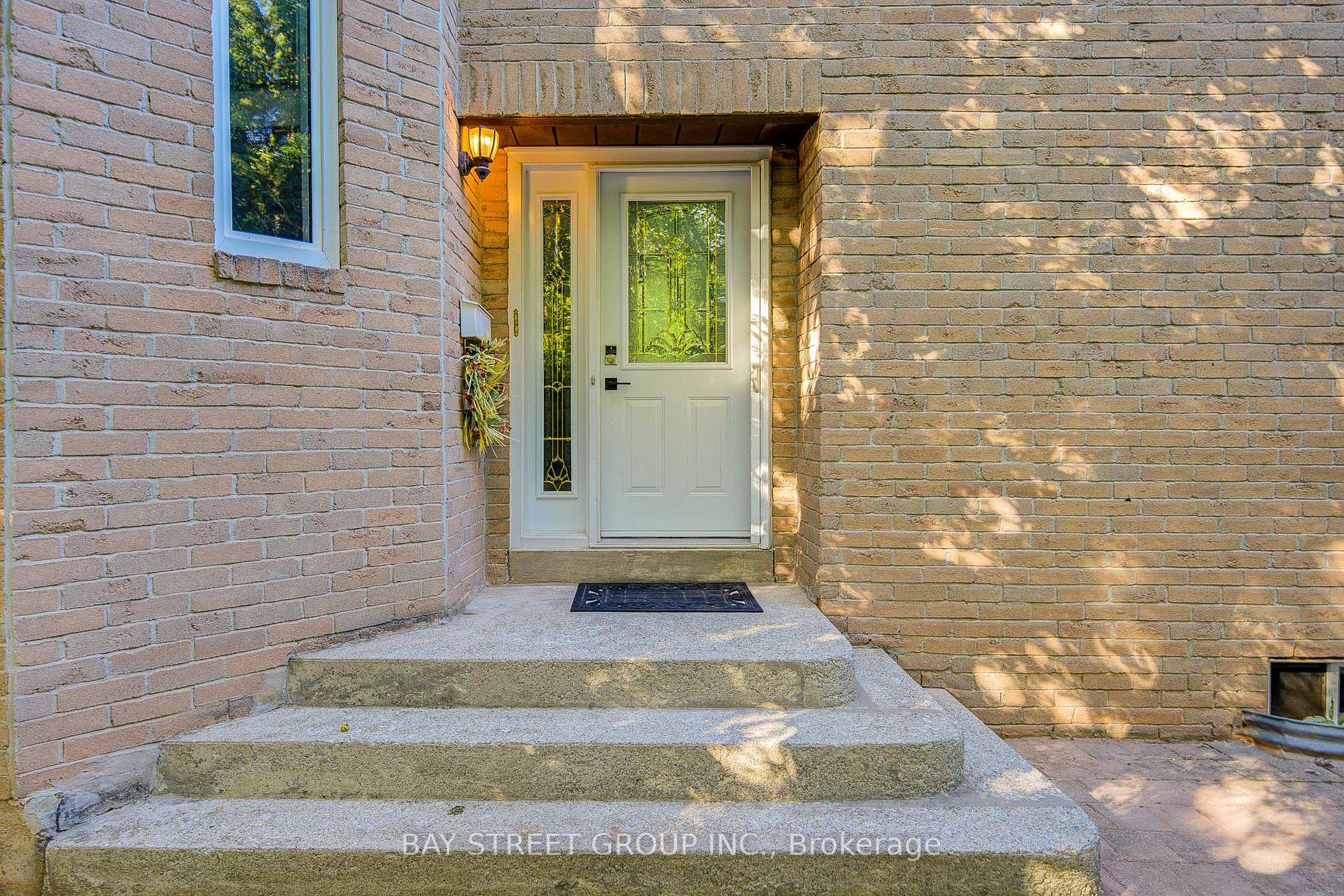 Photo 2 of 1307 Barberry Green, Oakville, Glen Abbey — HOMEH
