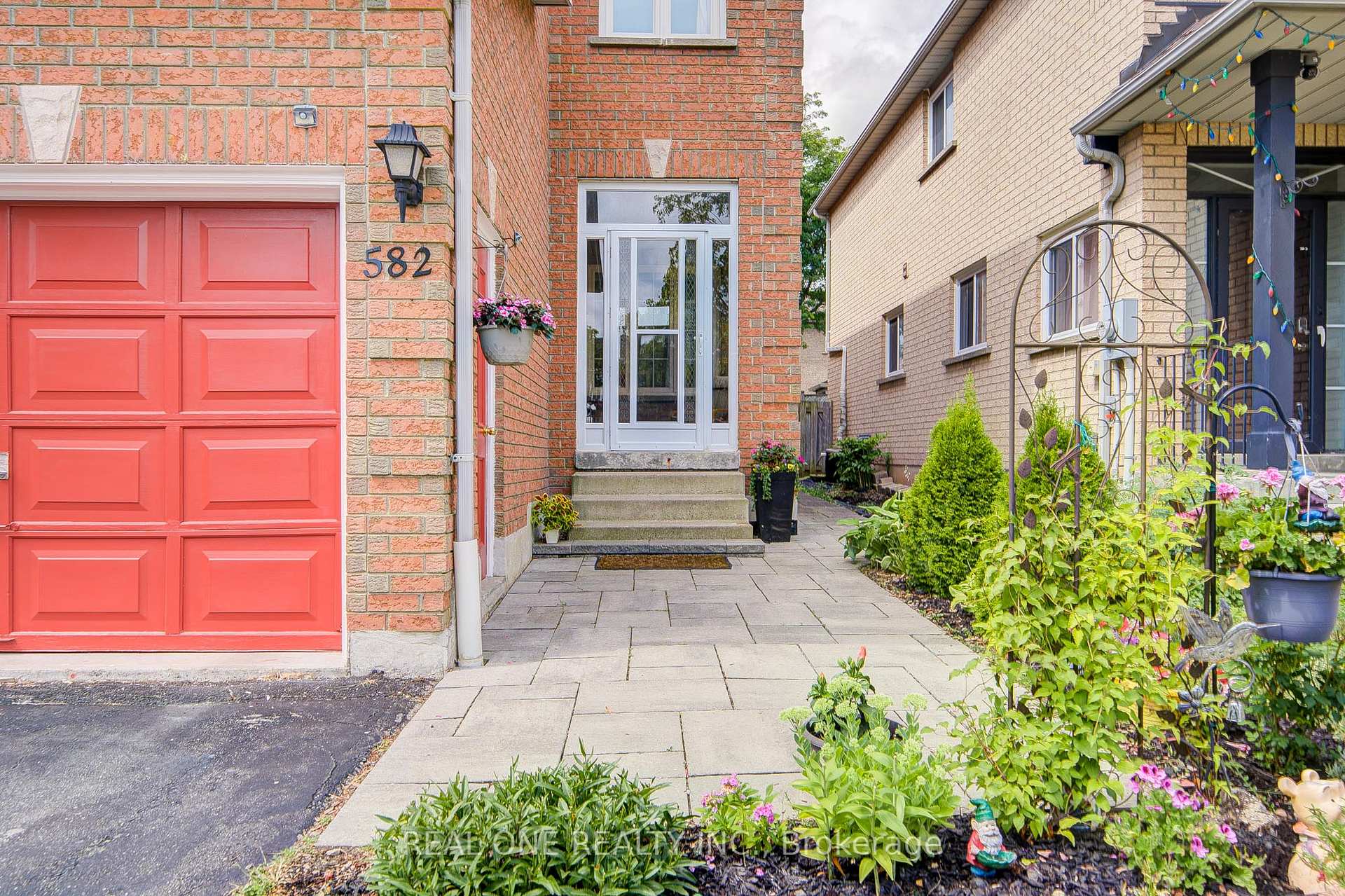 Photo 2 of 582 Willowick Drive, Newmarket, Stonehaven-Wyndham — HOMEH
