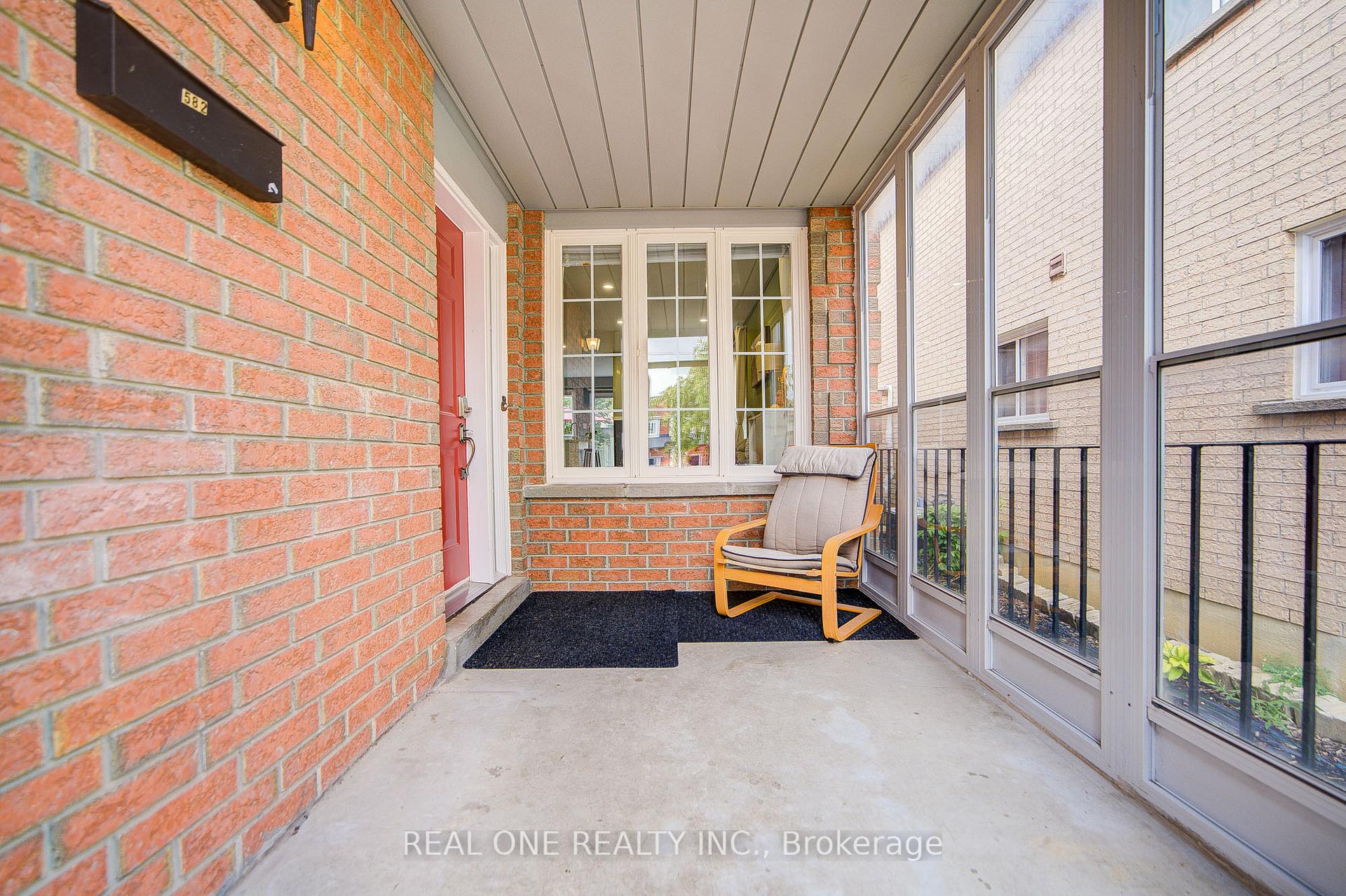 Photo 4 of 582 Willowick Drive, Newmarket, Stonehaven-Wyndham — HOMEH