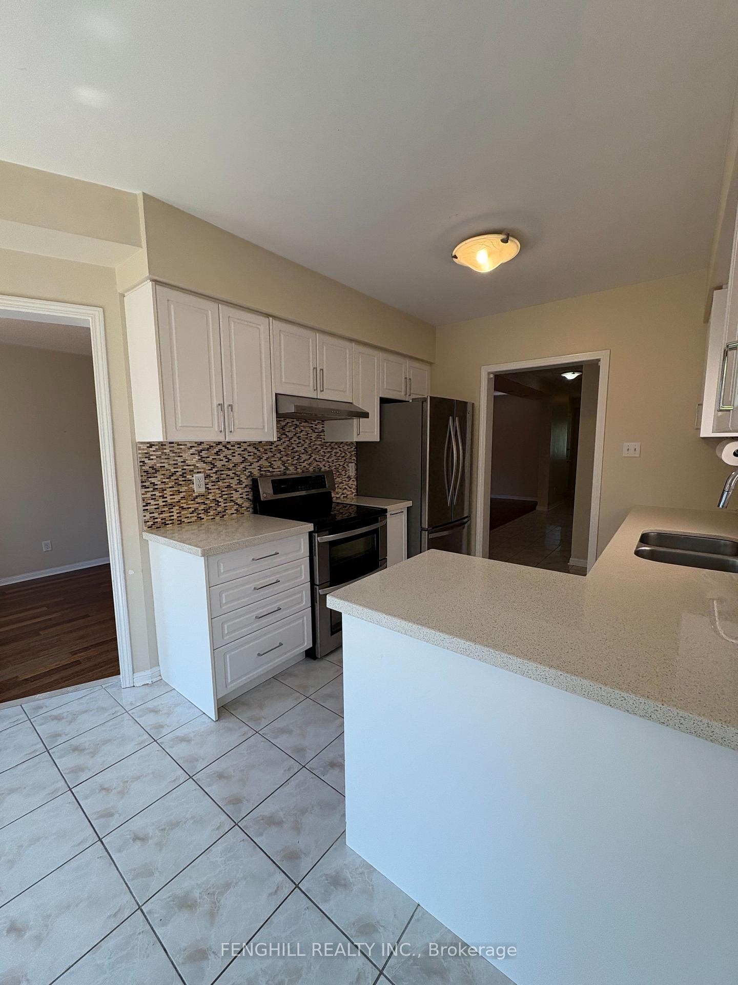 Photo 3 of 858 Stonehaven Avenue, Newmarket, Stonehaven-Wyndham — HOMEH