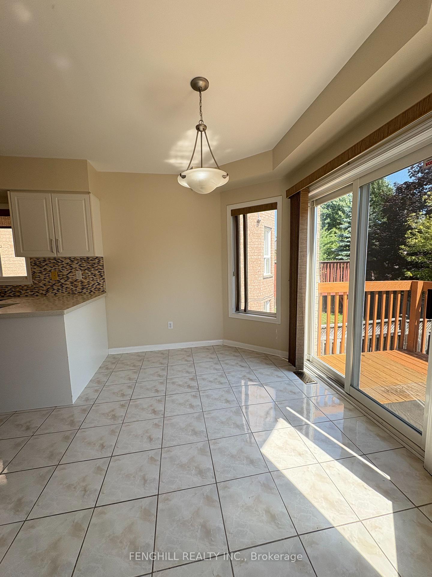 Photo 4 of 858 Stonehaven Avenue, Newmarket, Stonehaven-Wyndham — HOMEH