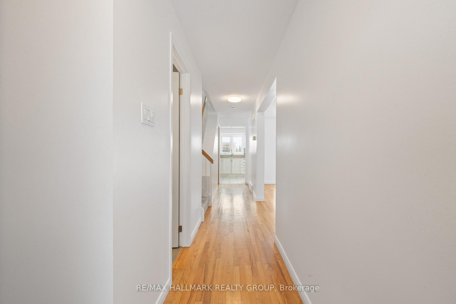 Photo 3 of 207 Park Grove Drive, Ottawa, Queenswood Heights South — HOMEH