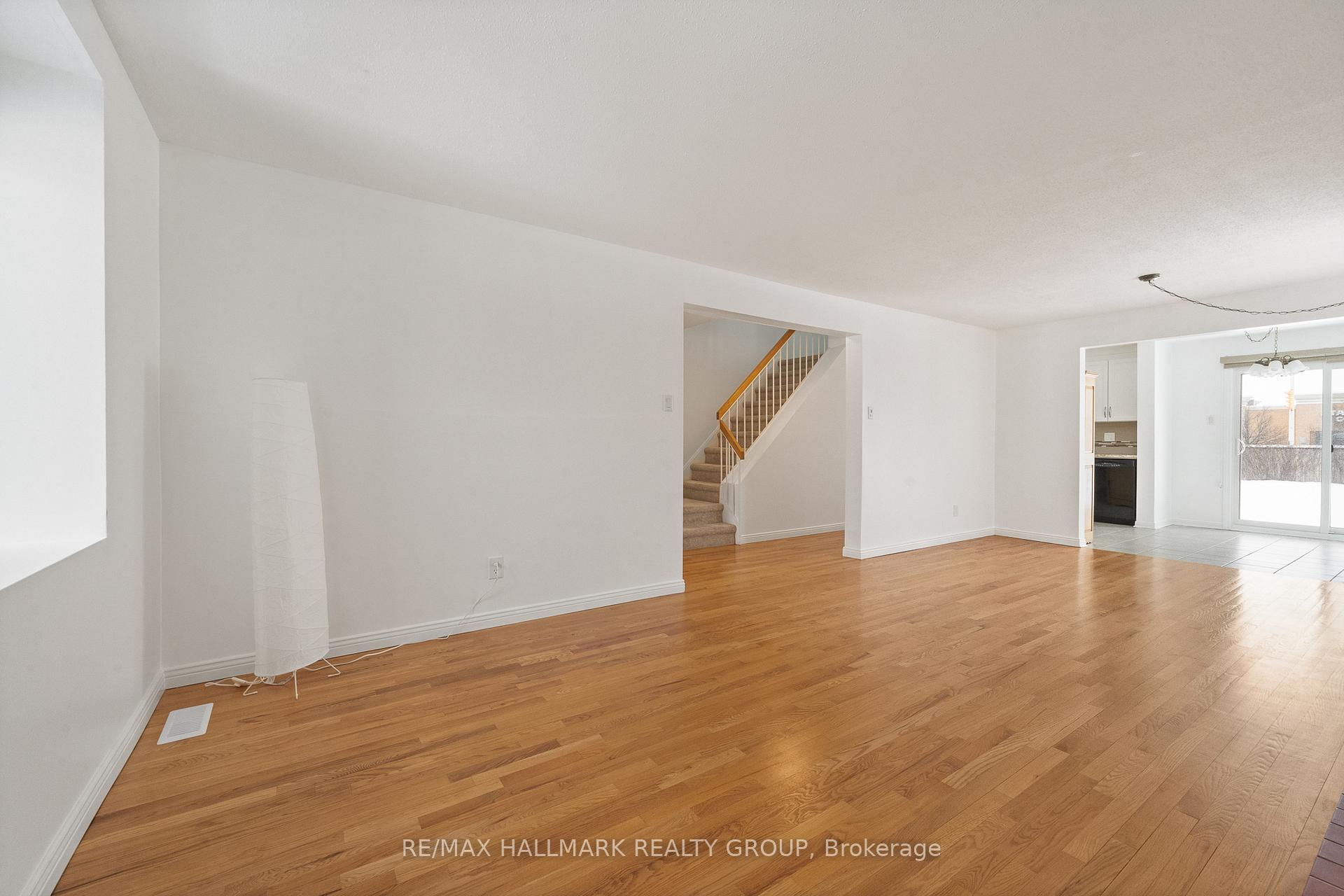 Photo 8 of 207 Park Grove Drive, Ottawa, Queenswood Heights South — HOMEH