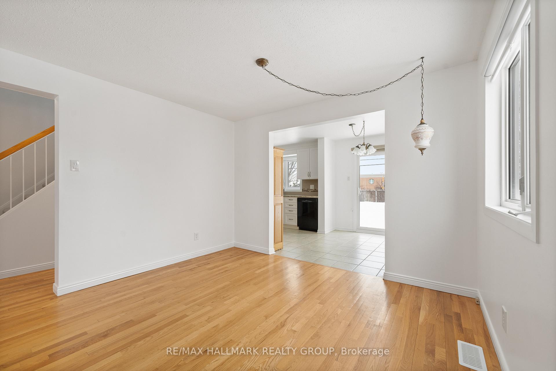 Photo 10 of 207 Park Grove Drive, Ottawa, Queenswood Heights South — HOMEH