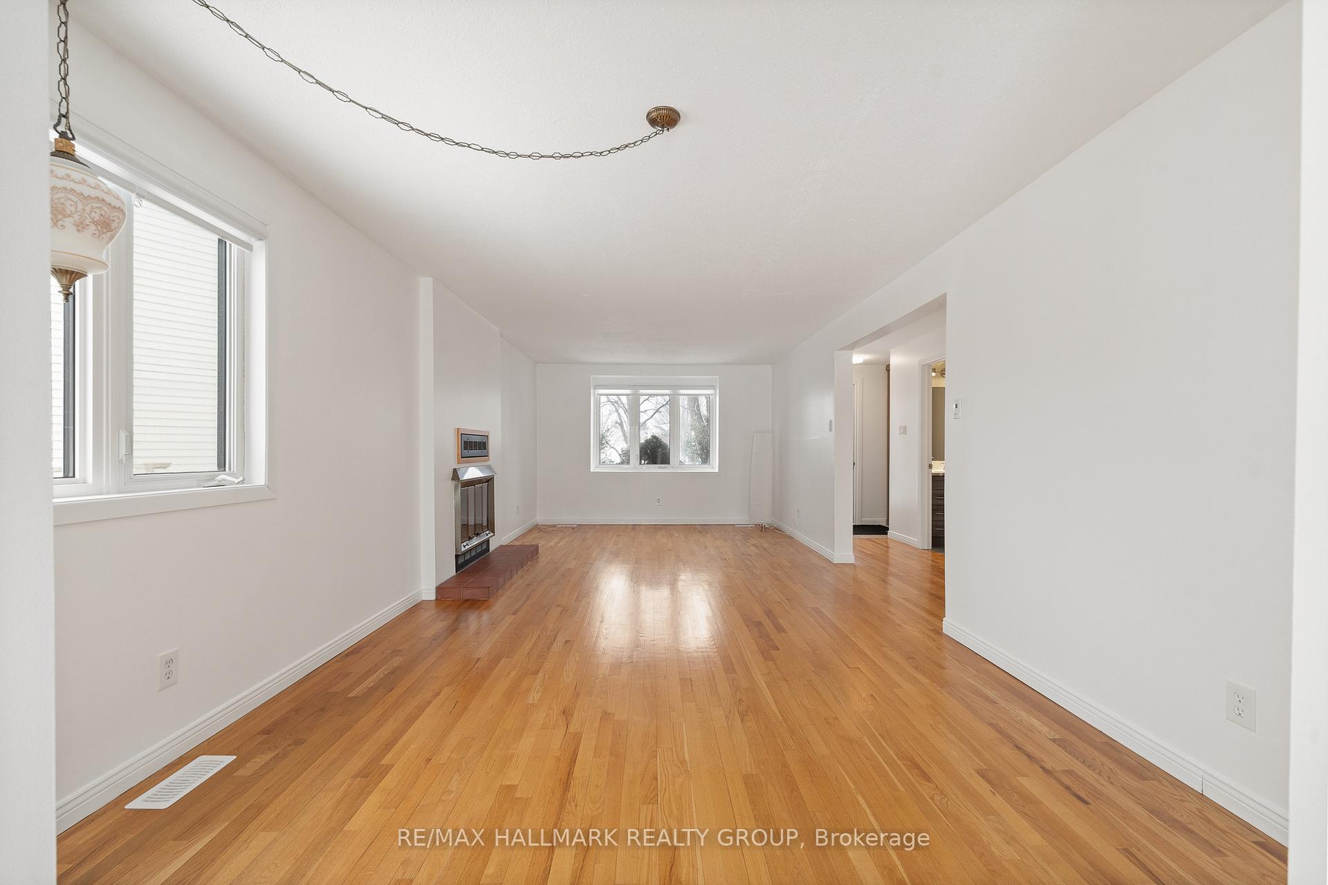 Photo 11 of 207 Park Grove Drive, Ottawa, Queenswood Heights South — HOMEH
