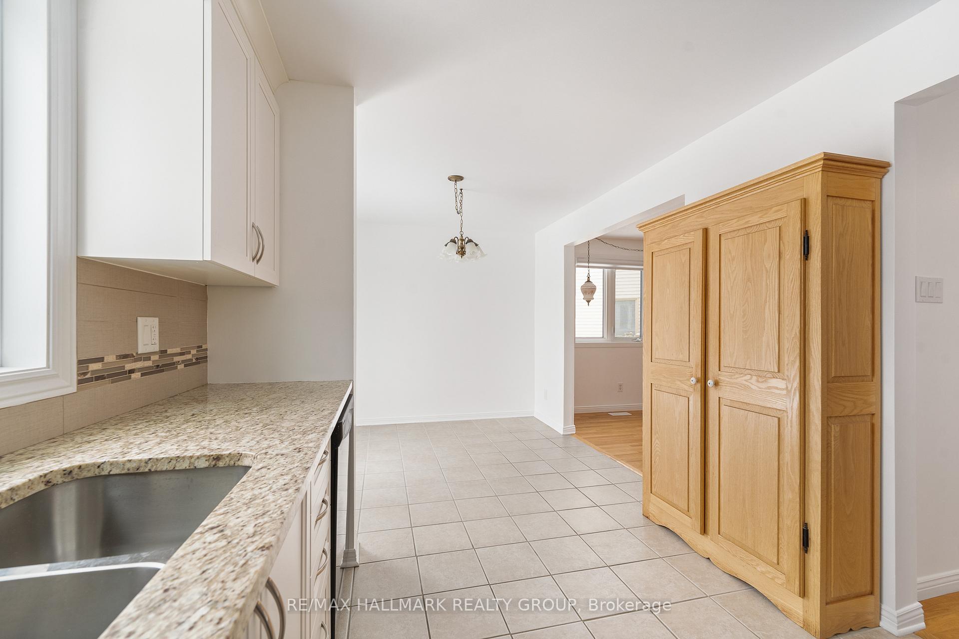 Photo 17 of 207 Park Grove Drive, Ottawa, Queenswood Heights South — HOMEH