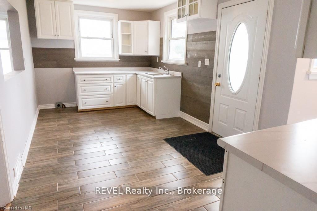 Photo 5 of 5530 Arthur Street, Niagara Falls, Cherrywood — HOMEH
