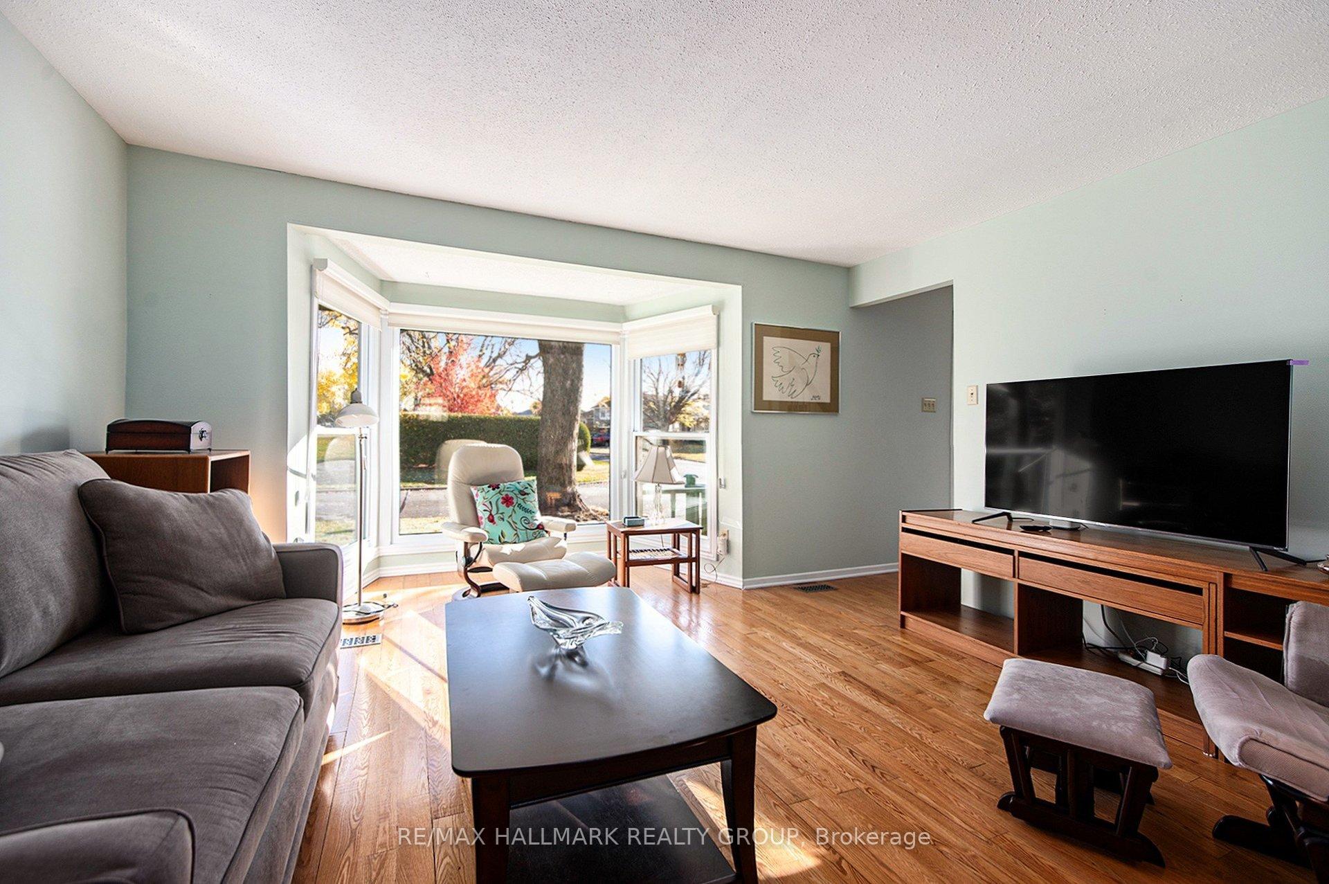Photo 8 of 1570 Payette Drive, Ottawa, Bilberry Creek/Queenswood Heights — HOMEH