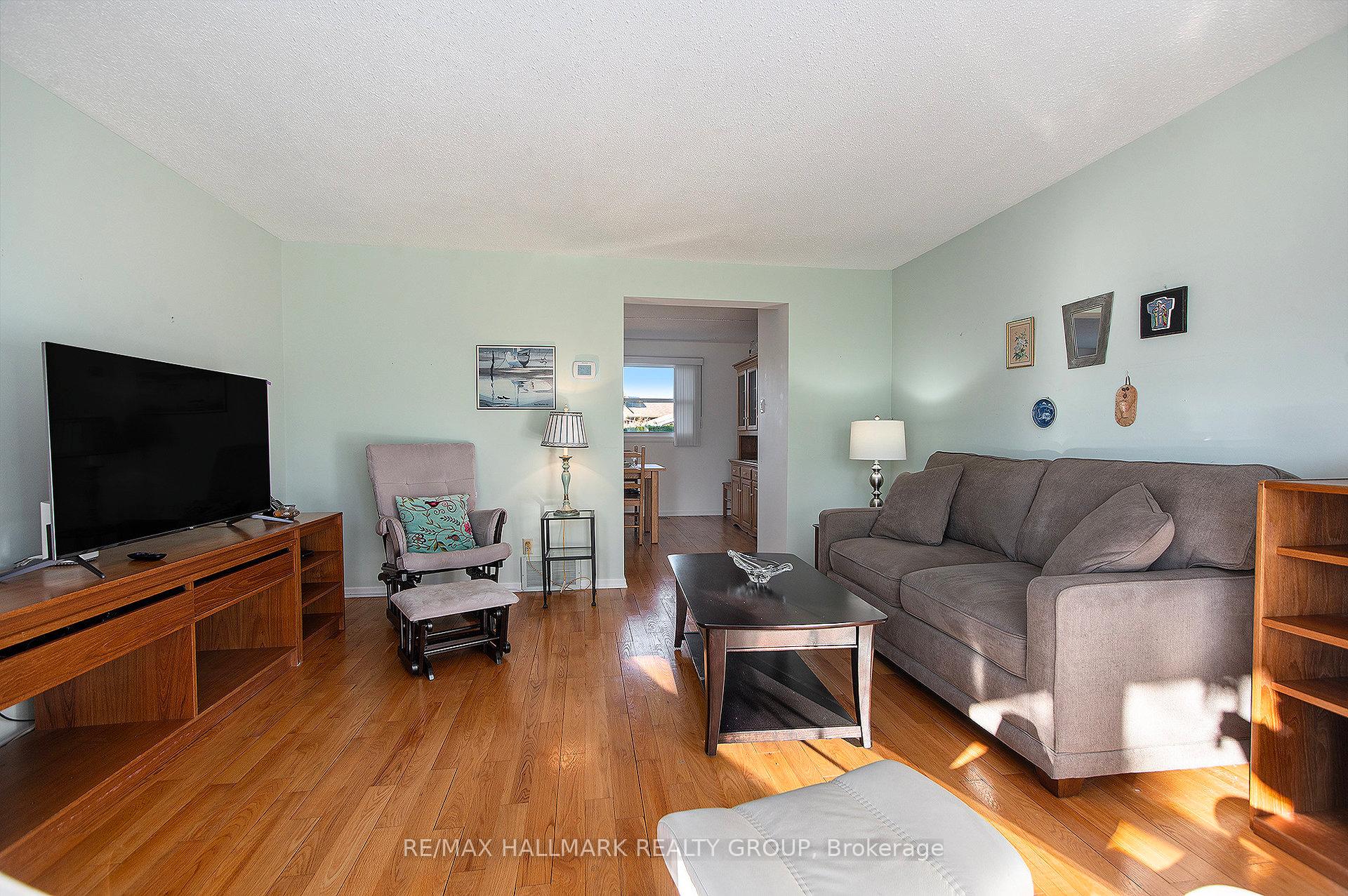 Photo 9 of 1570 Payette Drive, Ottawa, Bilberry Creek/Queenswood Heights — HOMEH