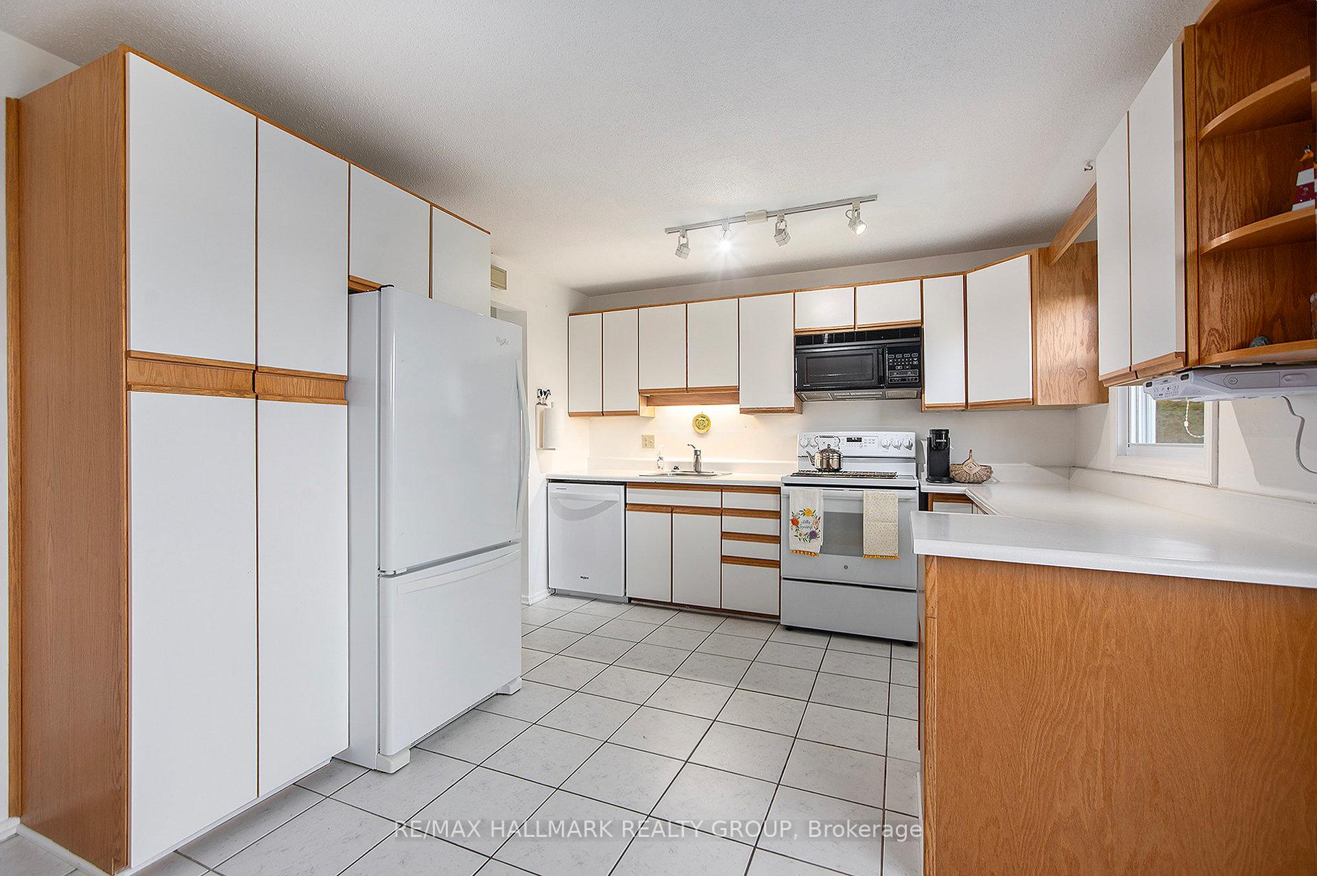 Photo 14 of 1570 Payette Drive, Ottawa, Bilberry Creek/Queenswood Heights — HOMEH