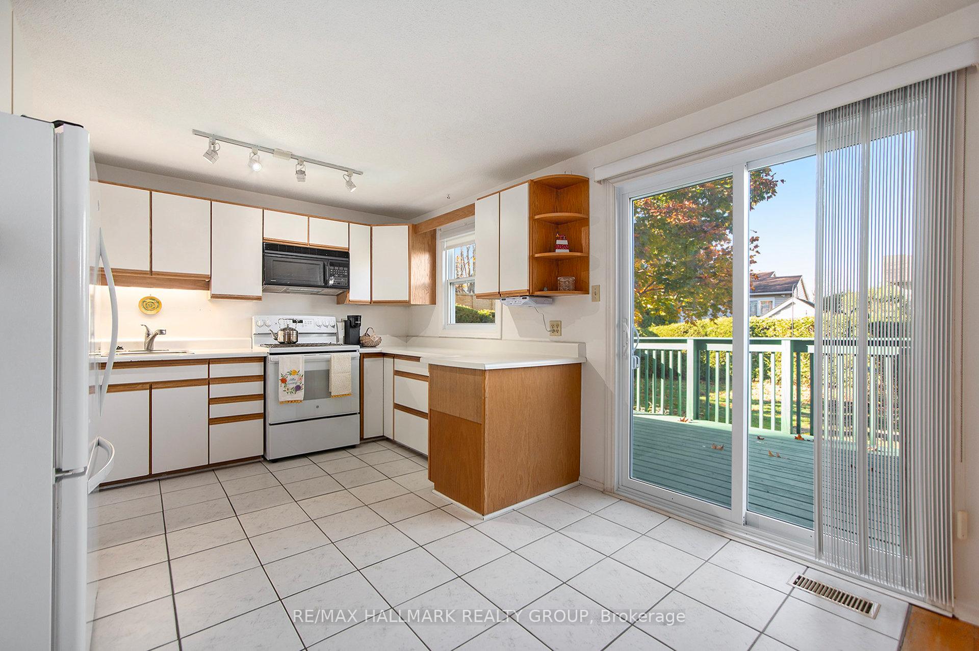 Photo 15 of 1570 Payette Drive, Ottawa, Bilberry Creek/Queenswood Heights — HOMEH